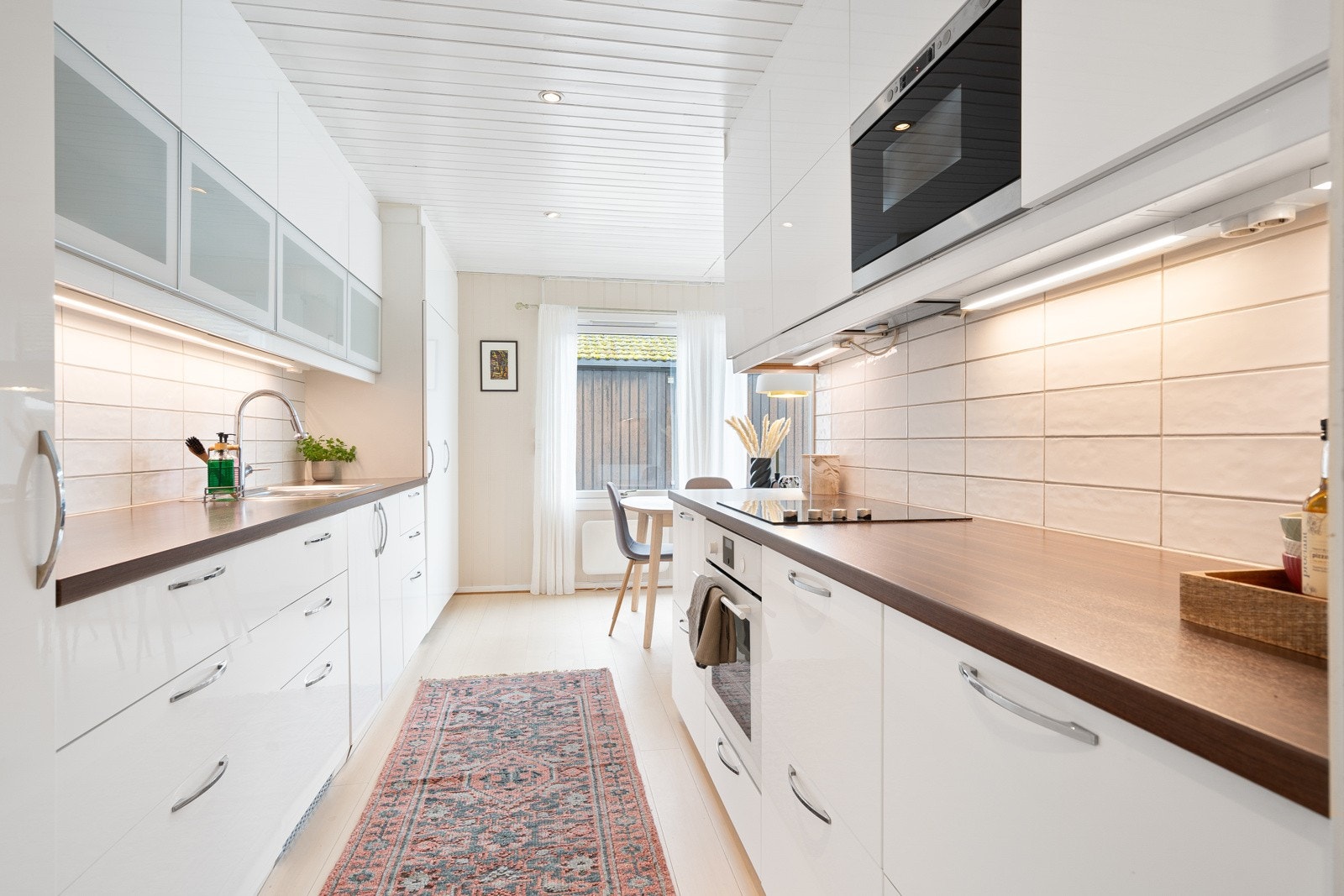 Kjøkkenet har en praktisk utforming som gir godt med arbeidsplass. Galleribilde