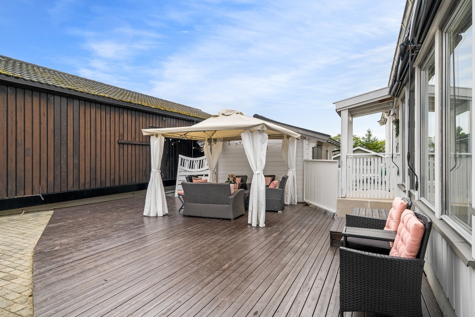 Med god plass på markterrassen kan man møblere etter ønsker eller behov. Galleribilde