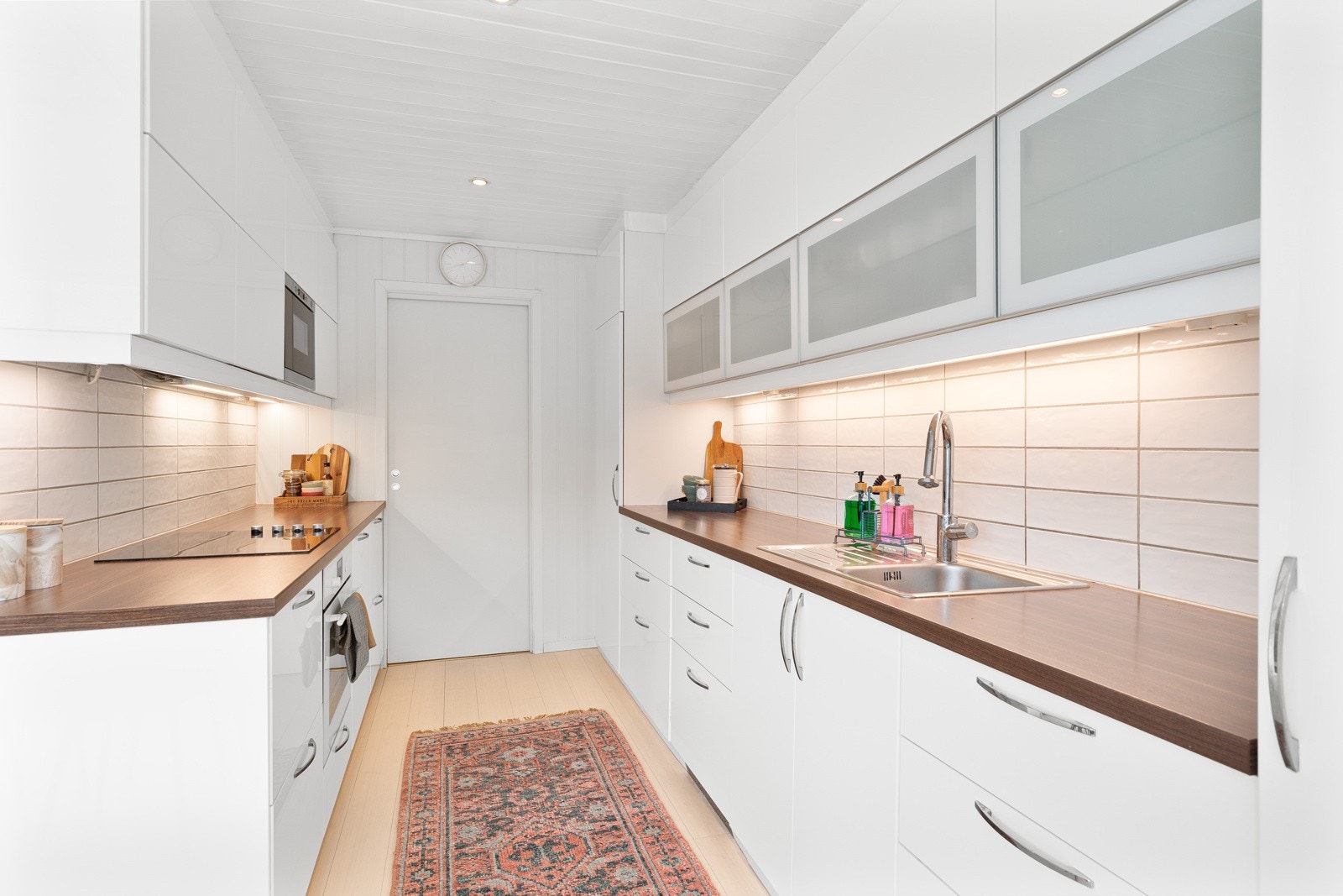 Lyst og stilrent kjøkken med innredning fra 2015. Galleribilde