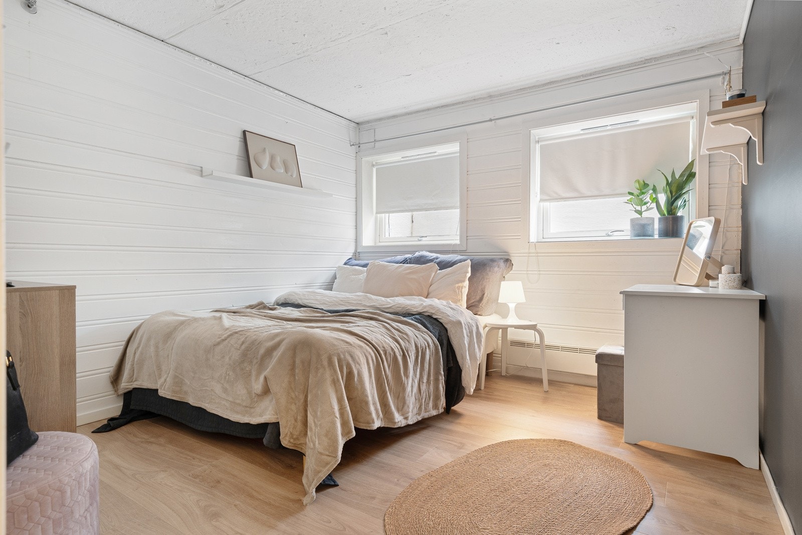 To av rommene brukes i dag som soverom og er av god størrelse. Vi gjør oppmerksom på at rommene ikke er omsøkt eller godkjent. Galleribilde