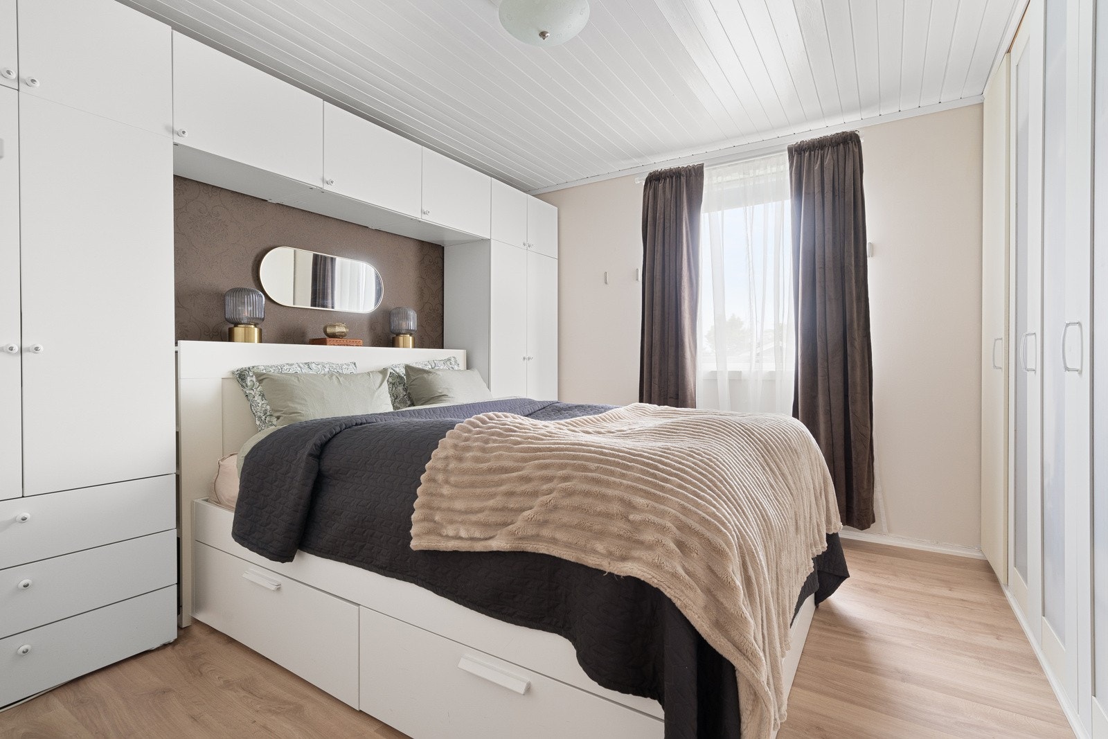 I første etasje har du to soverom av god størrelse. Dette soverommet er brukt som master bedroom og har en moderne og praktisk innredning. Galleribilde