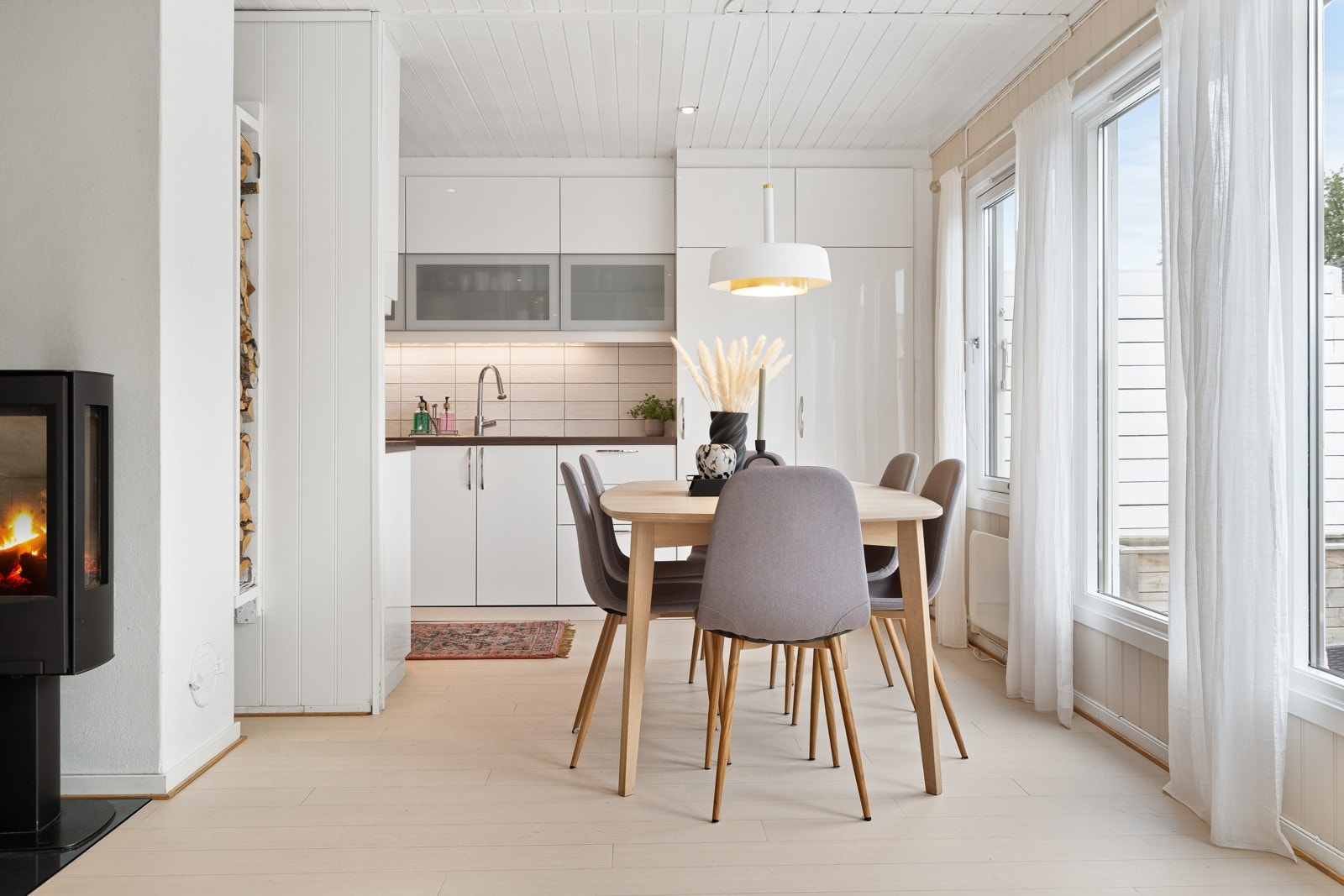 Hovedetasjen har en sosial utforming med åpen løsning mot kjøkkenet. Galleribilde