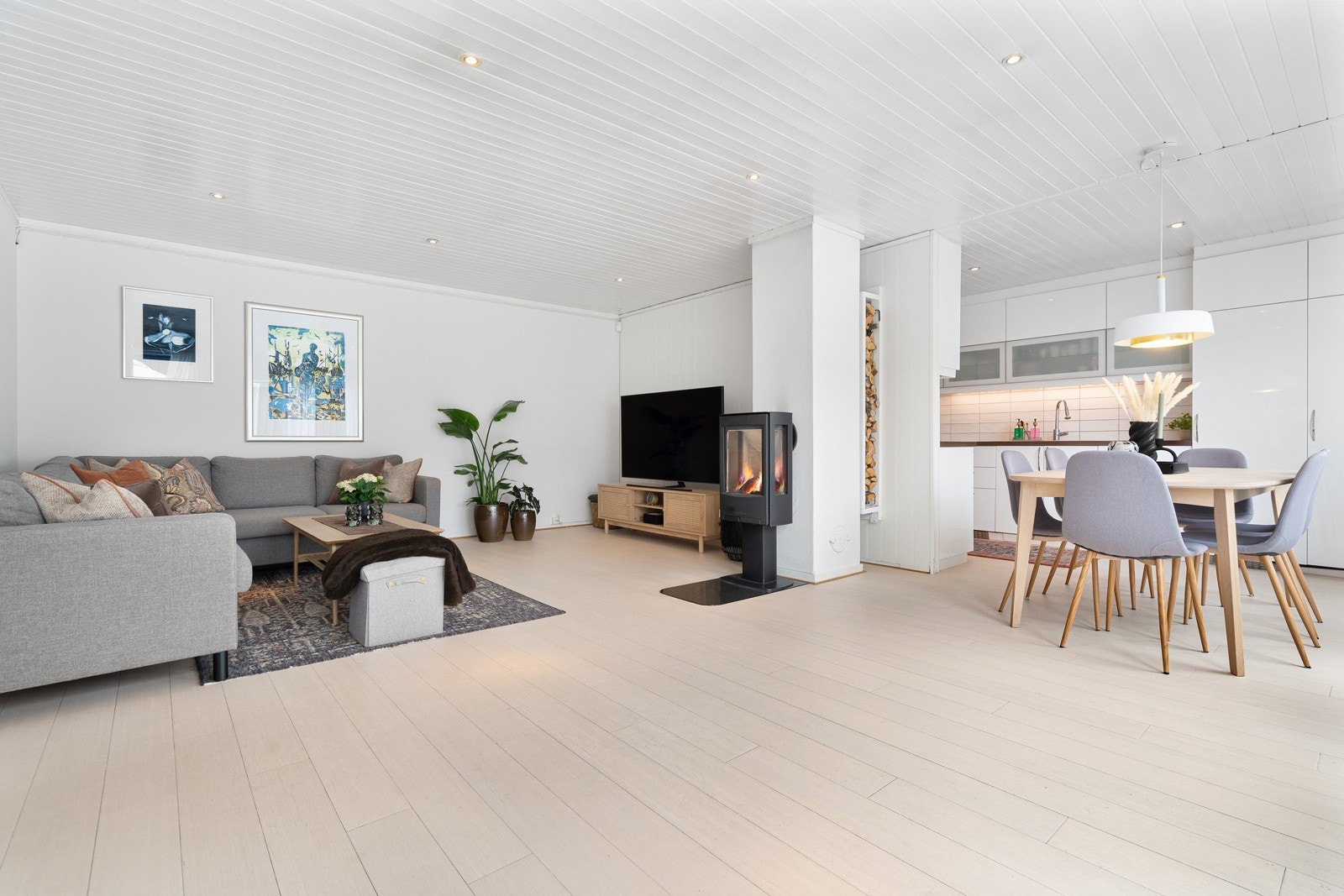 Stuen er naturlig inndelt i ulike brukssoner, og det passer utmerket å innrede med spisebord utenfor kjøkkenet. Galleribilde