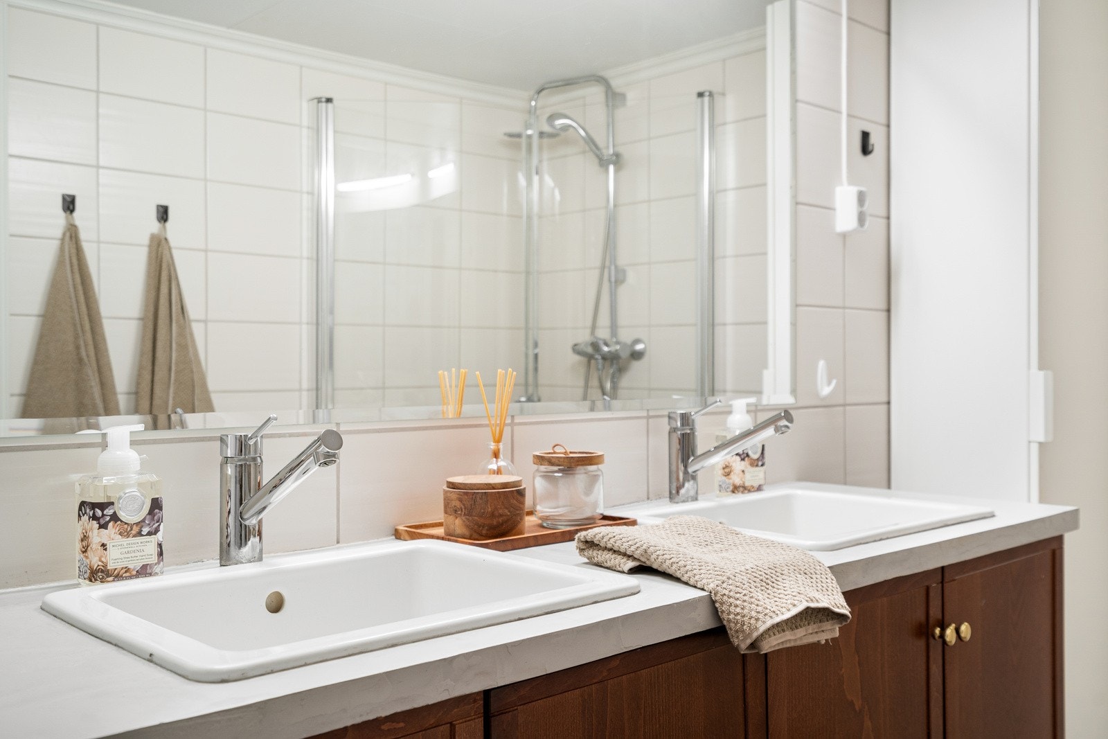 Den gulvstående servantinnredningen har dobbel vask som er veldig praktisk i hverdagen. Galleribilde