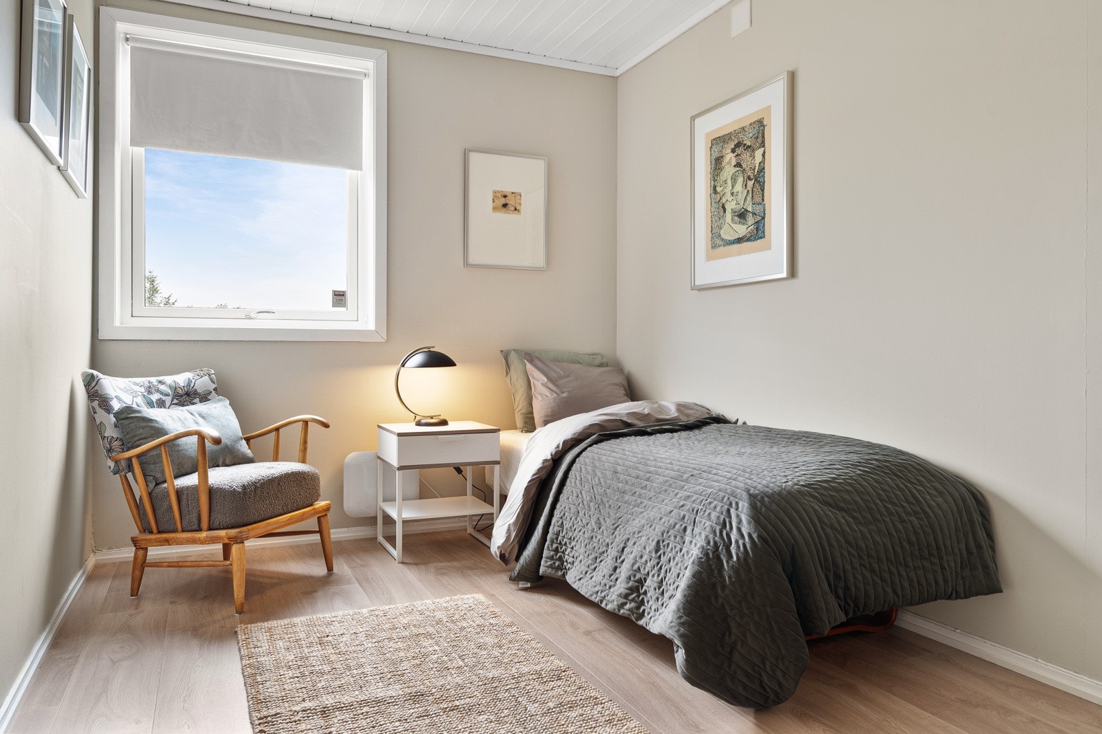 Etasjens andre soverom er malt i klassiske farger og har god plass til ønsket innredning. Galleribilde