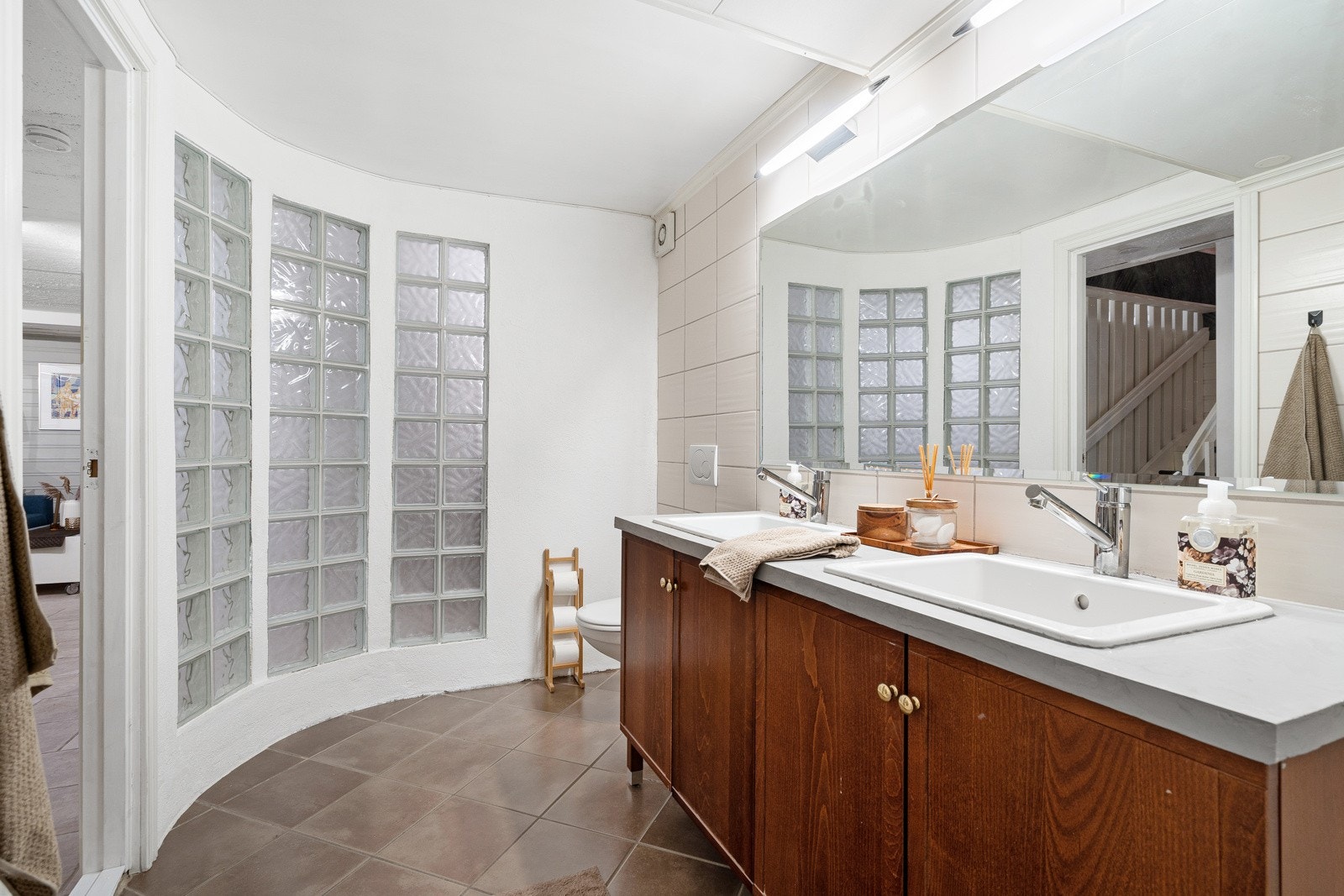 Badet i kjelleren er fra 2006 og har en moderne utforming. Galleribilde