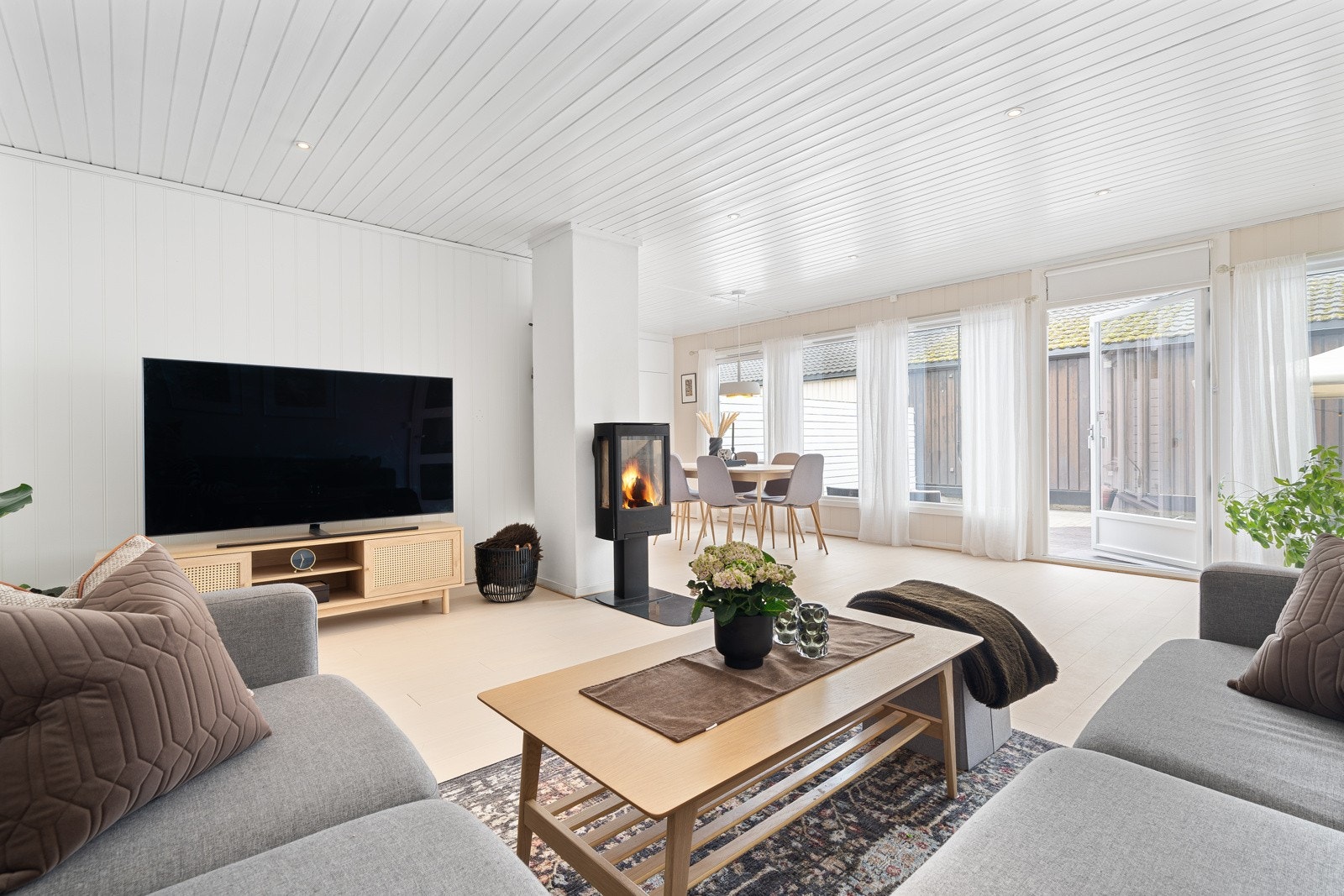 Lys og åpen stue med god takhøyde og store vindusflater som gir rikelig med naturlig lys. Galleribilde