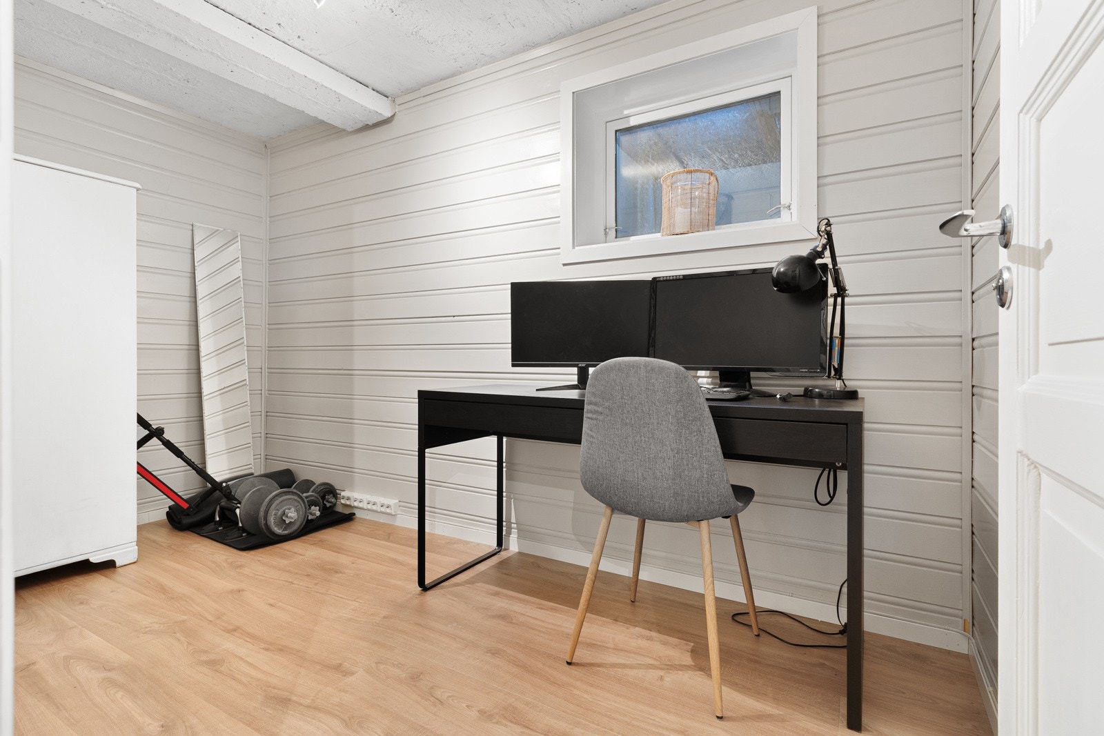 I kjelleren er det også innredet et kontor på ca 6 kvm. Galleribilde