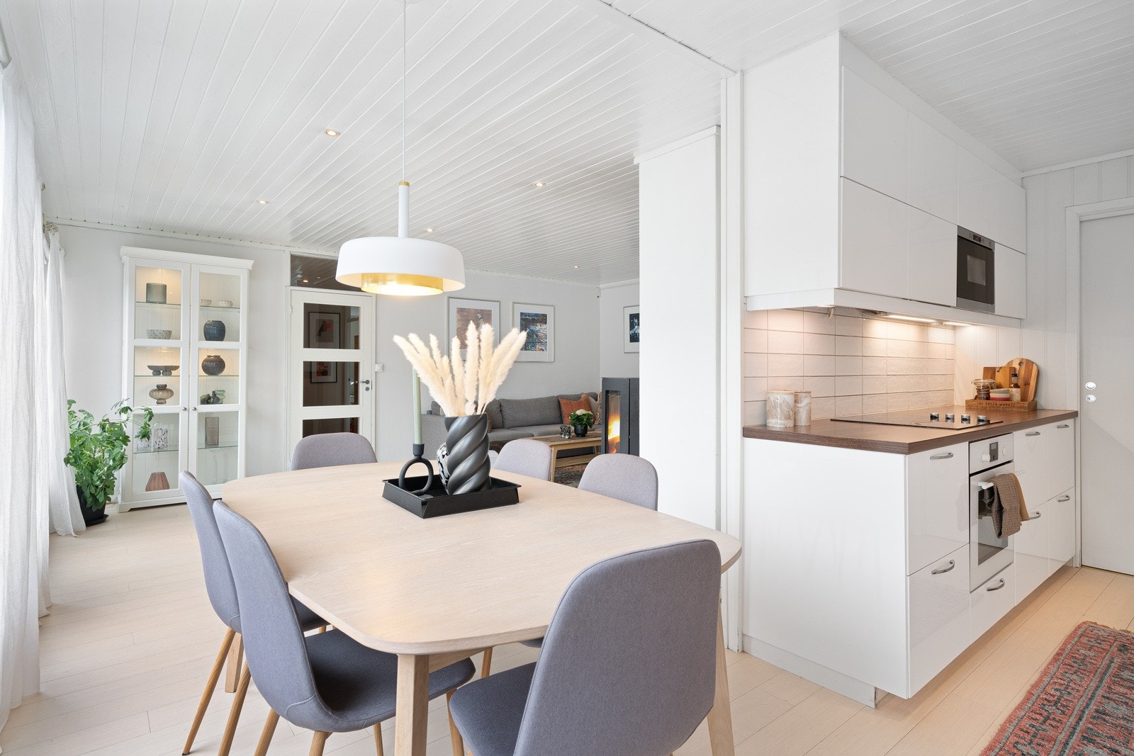 Det er naturlig plass til spisegruppe mellom stue og kjøkken. Galleribilde