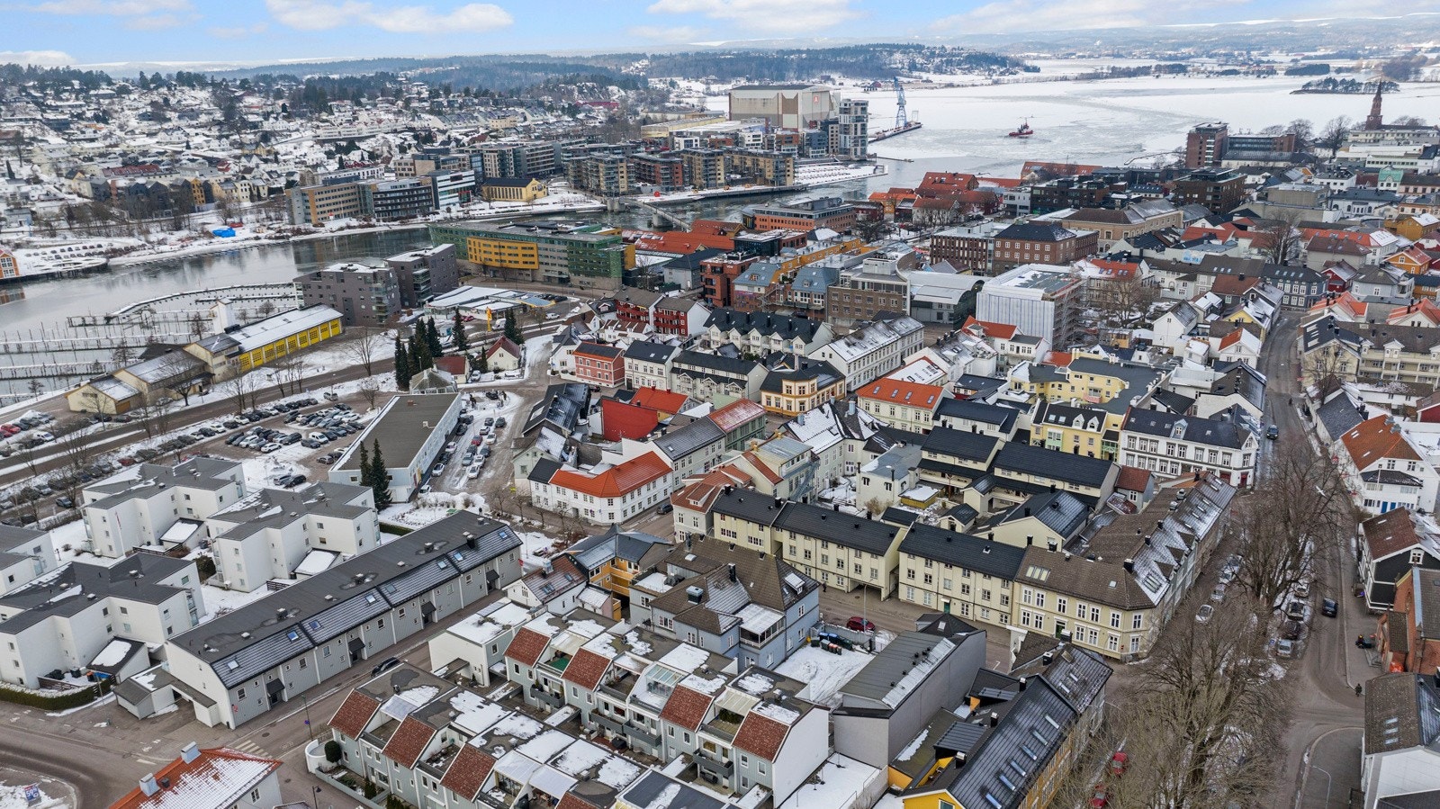 Tønsberg stadion ligger i gangavstand fra boligen, og herfra har du blant annet et godt utgangspunkt for fine rekreasjonsmuligheter i Frodeåsen. Galleribilde