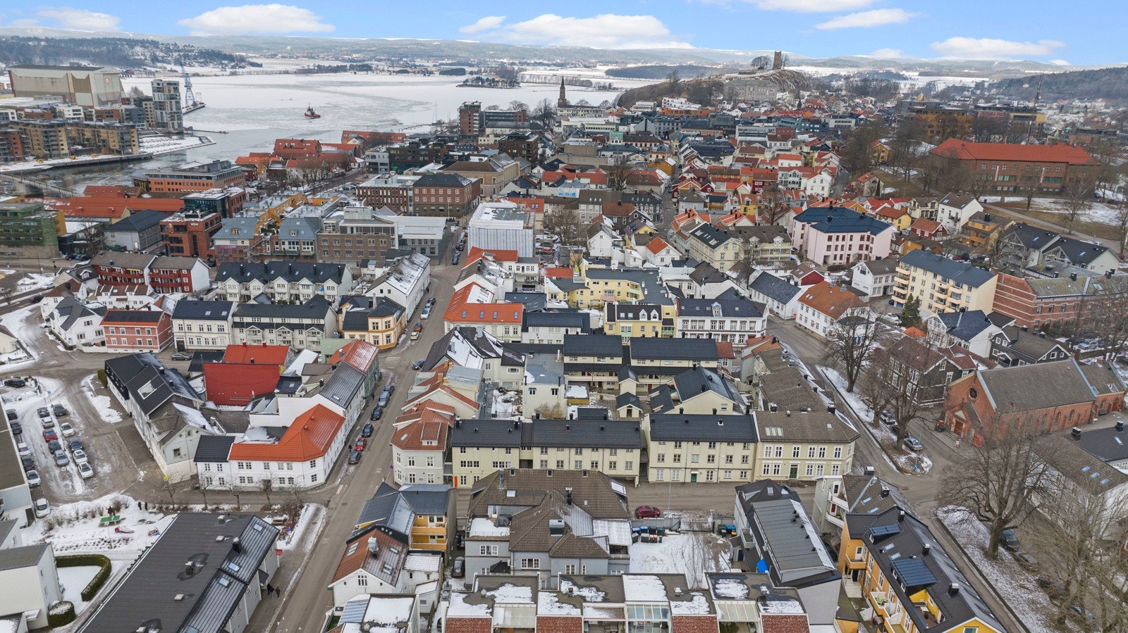 Eiendommen ligger i et sentralt og attraktivt boligområde i sentrum av Tønsberg. Det er kort vei til kino, bibliotek, kulturhus, svømmehall og flere idrettsanlegg. Galleribilde