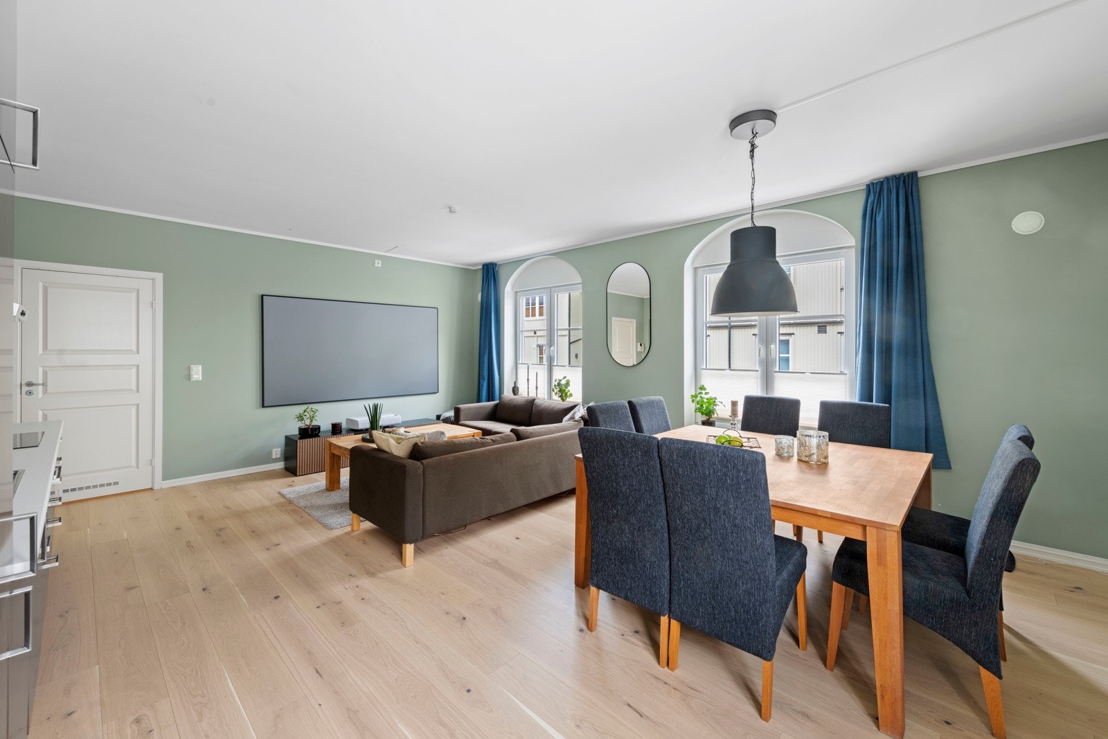 Boligen har en god planløsning og inneholder en romslig stue med god takhøyde. Stuen er stor og fin med en sosial dynamikk med god plass til spisestue og sofaløsning med tilhørende møblement. Galleribilde