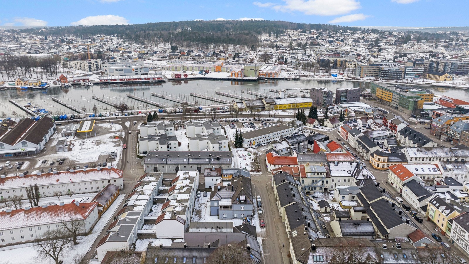 Slottsfjellet ligger også i gangavstand, og byr på attraktive kulturminner, fine turområder, samt flott, vidstrakt utsikt. Galleribilde