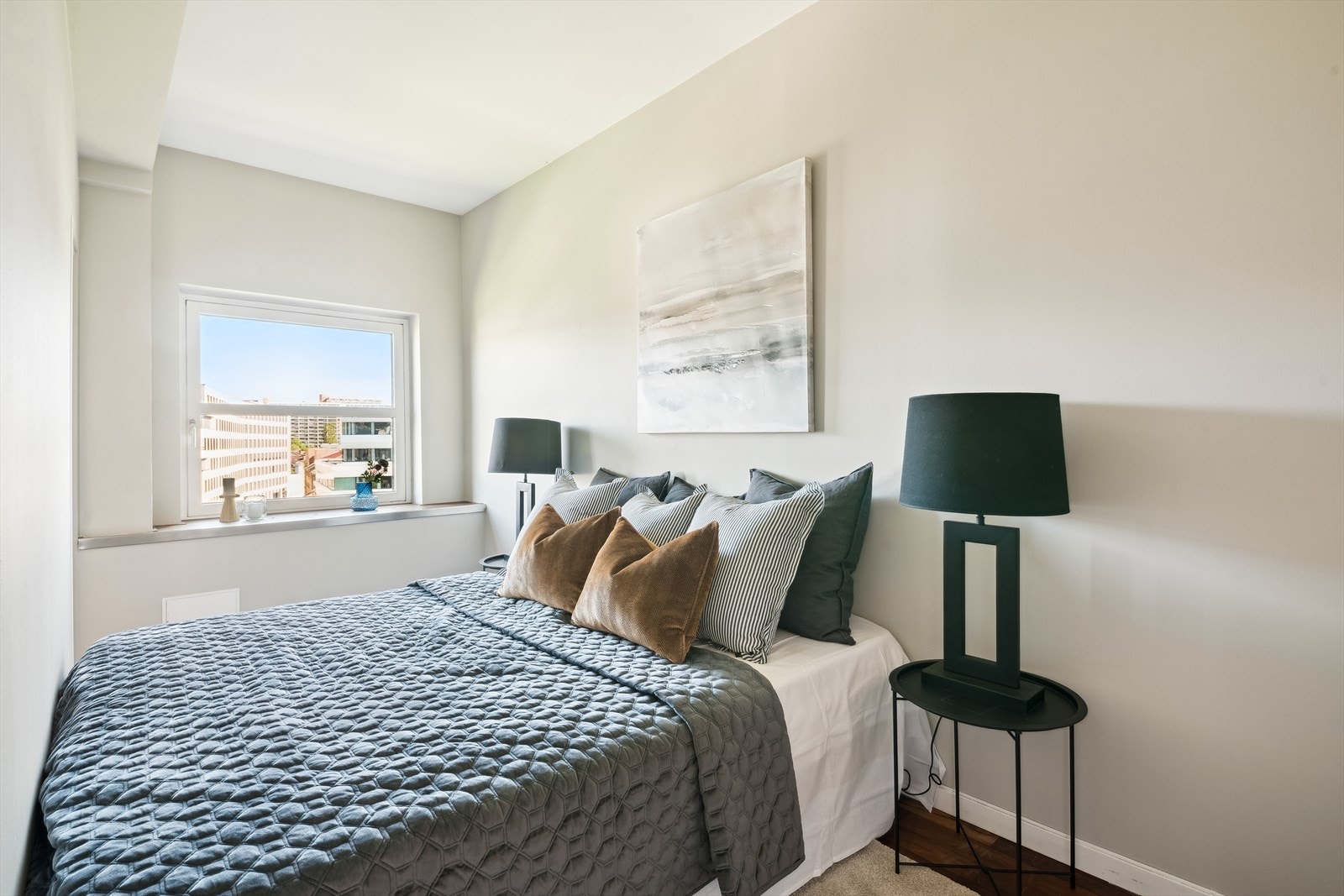 Lysmalt soverom med "Laila-løsning" og plass til dobbeltseng. Galleribilde