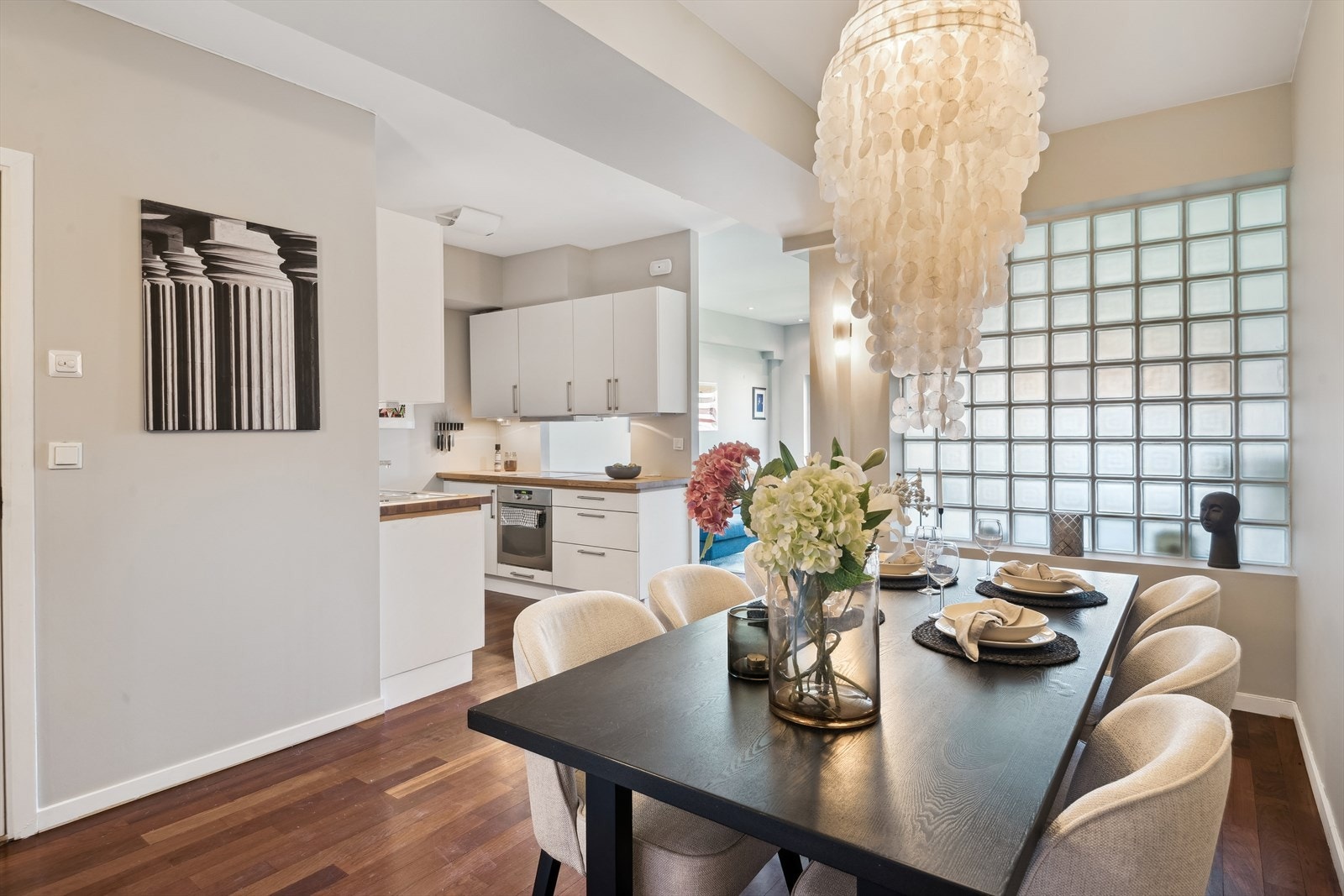 En flott 2-roms andelsleilighet i fabrikkbygg beliggende sentralt i nedre del av Grünerløkka. Galleribilde