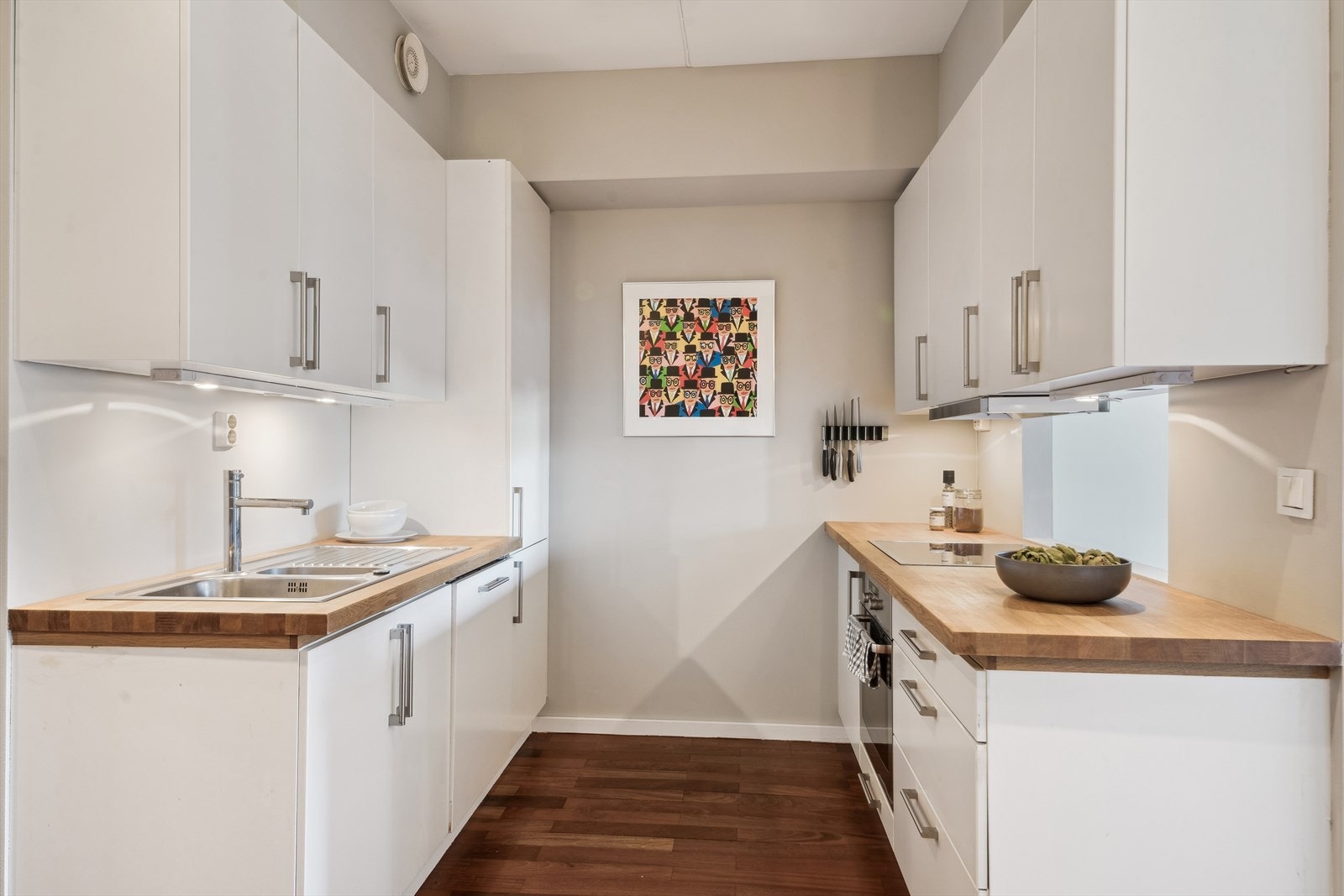 Det er installert kjøl/fryseskap, oppvaskmaskin, platetopp og stekeovn, og det er avtrekk via sentralt avtrekksanlegg i bygget. Galleribilde