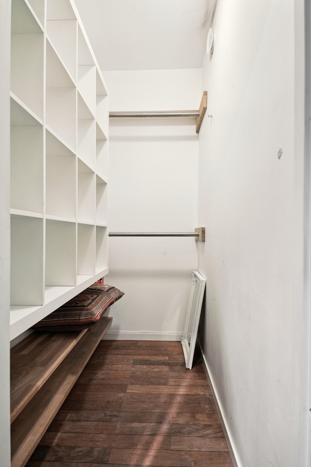 Intern bod i gangen. I tillegg disponerer leiligheten en egen bod i kjelleren. Galleribilde