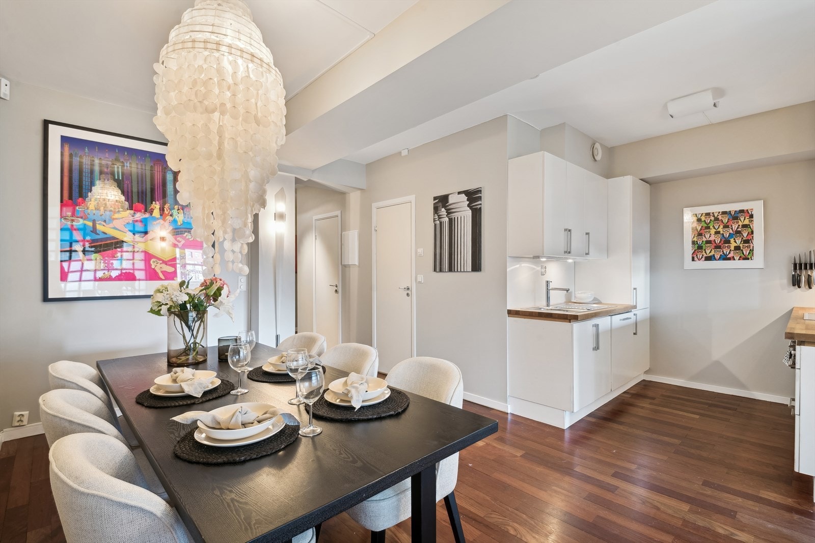 God plass til spisegruppe. Galleribilde