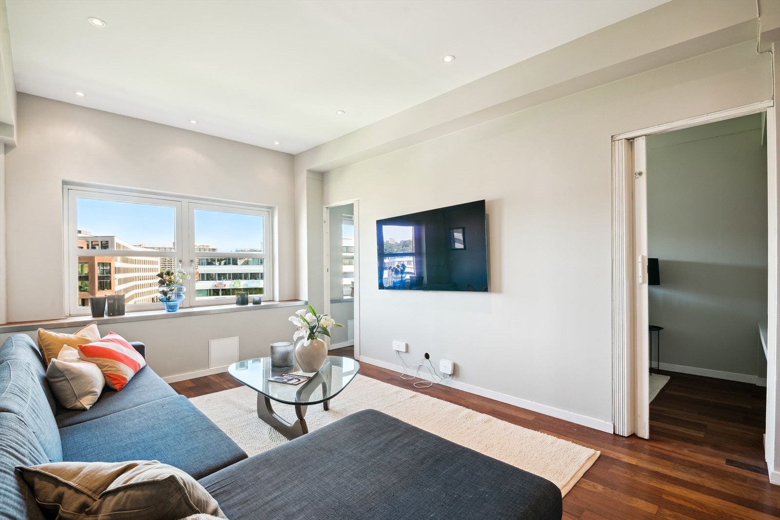 Stueområdet har plass til stor sofa og det er store vindusflater for rikelig med lysinnslipp. Fyring, varmtvann og TV/bredbånd inkl. i felleskostnadene. Galleribilde