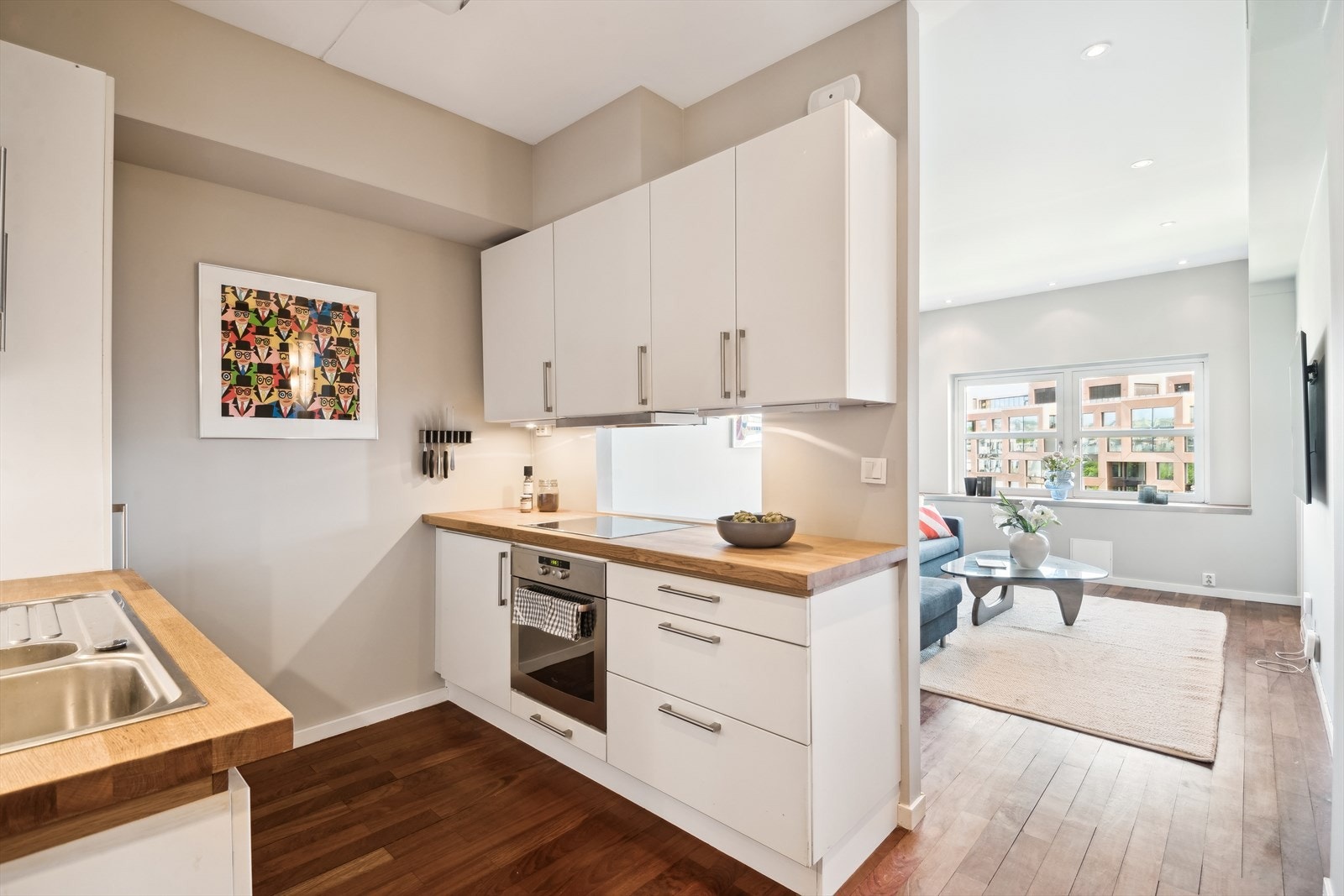 Kjøkkenet har innredning med glatte fronter og benkeplate i heltre. Galleribilde