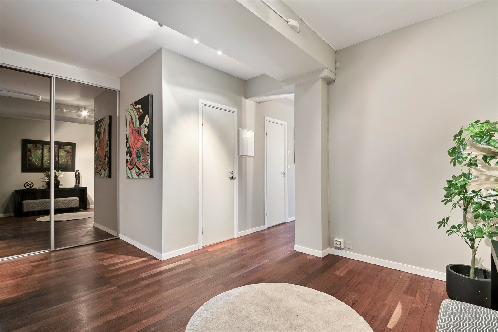 God kollektivforbindelser med buss, trikk, T-bane og tog er å finne innen kort gangavstand fra leiligheten. Galleribilde