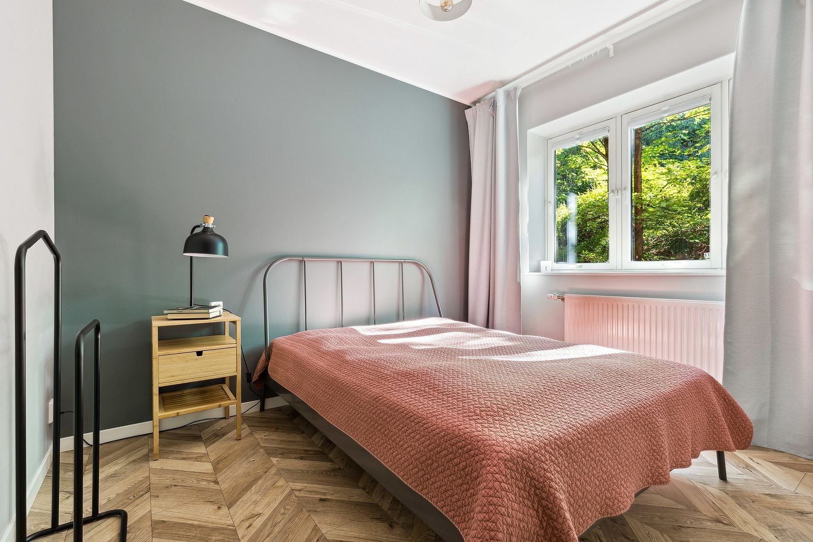 Hovedsoverom. Begge soverommene vender inn mot rolig bakgård. Galleribilde