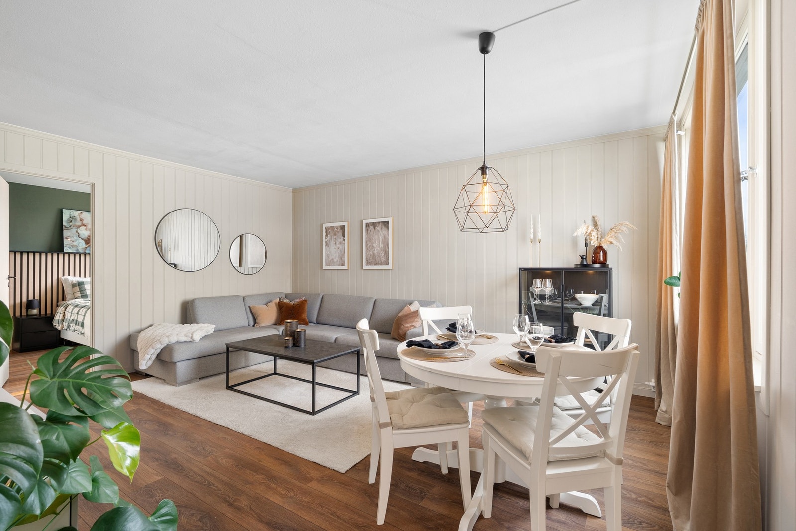 Stuen får rikelig med naturlig lysinnslipp fra flere vinkler. Kombinert med et lyst og pent fargevalg får leiligheten en luftig atmosfære. Galleribilde