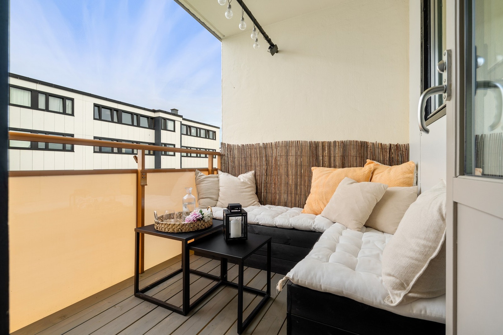 Vestvendt balkong med overbygg, som fint kan benyttes året rundt. Galleribilde