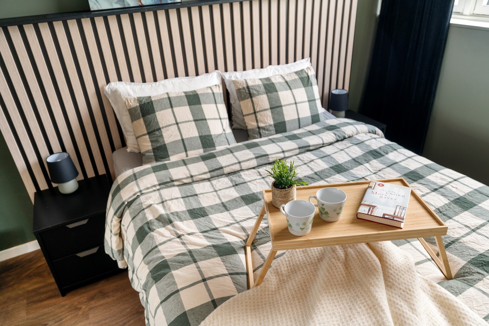 Store vindusflater som gjør soverommet lyst og luftig. Galleribilde