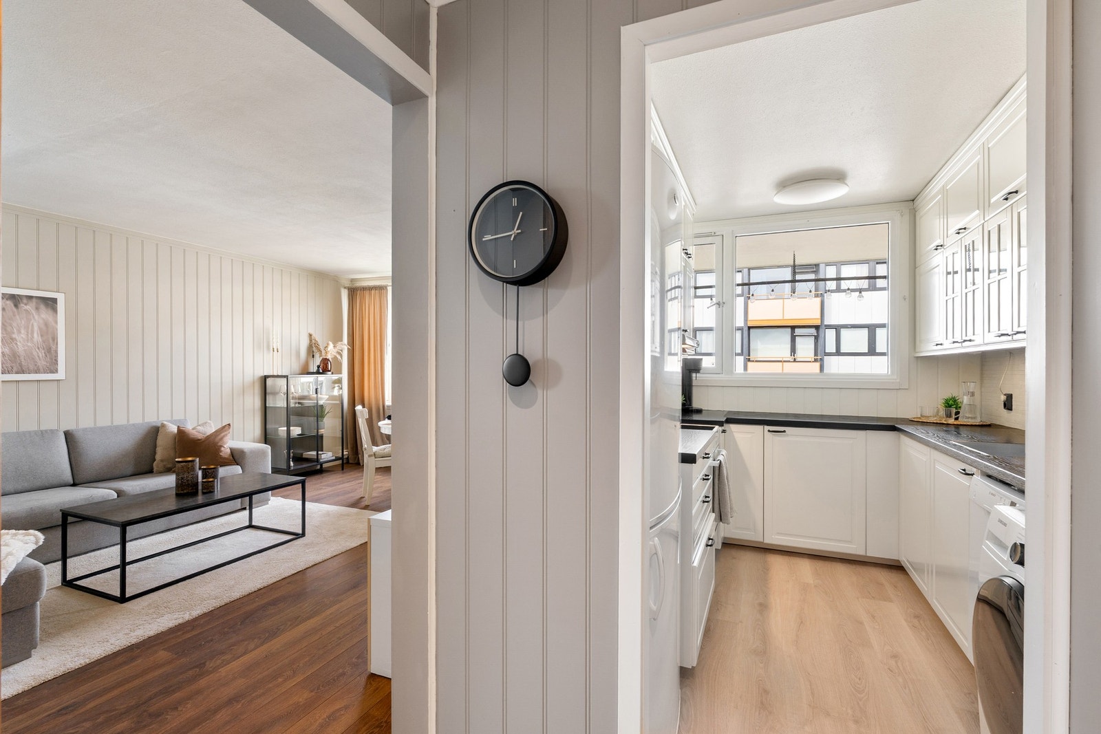 Åpen og gjennomtenkt løsning som gir en god flyt mellom kjøkken og stue. Galleribilde