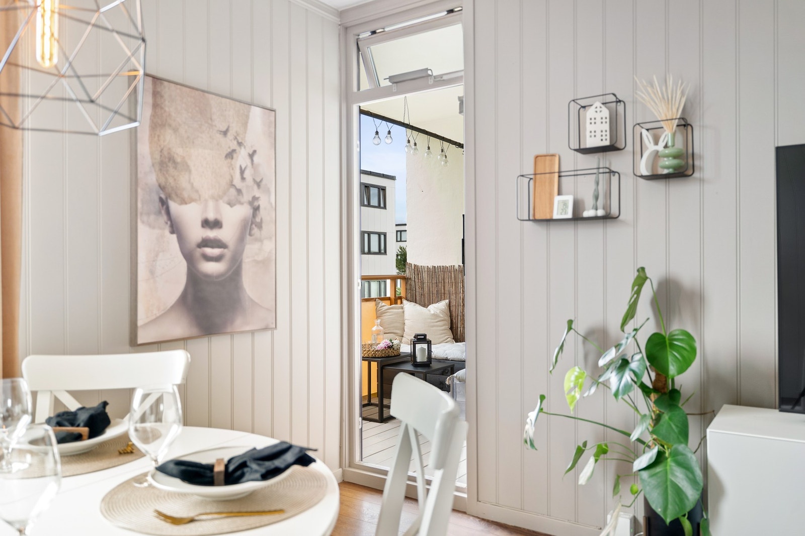 Fra stuen er det utgang til en koselig, vestvendt balkong. Galleribilde