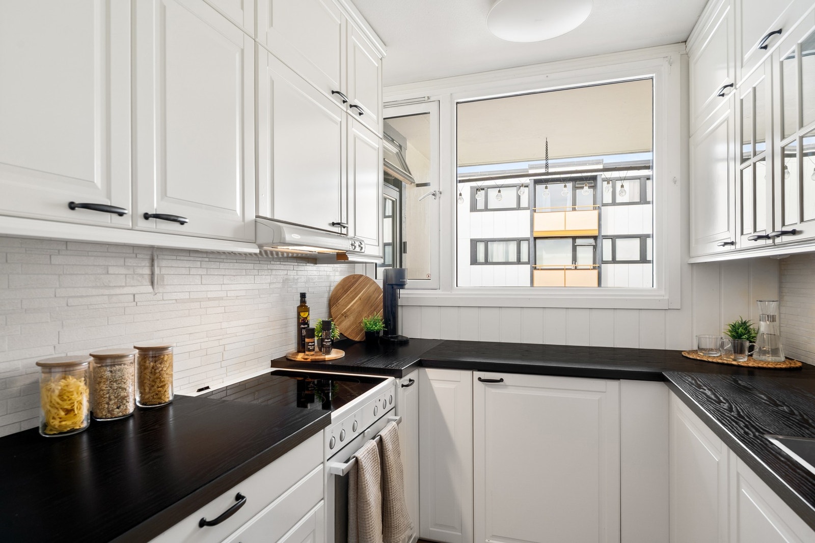 Kjøkkenet har godt med skapplass og romslige benkeflater, ideelt for de som liker å lage mat og ha god arbeidsflyt. Galleribilde