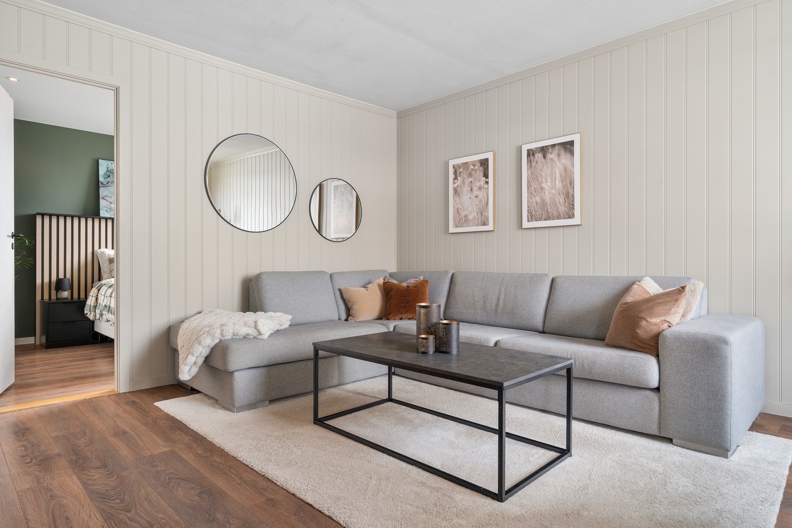 Leiligheten har en praktisk planløsning med mye møbleringsfrihet. Her kan man enkelt innrede med både sofagruppe og spisebord i stuen. Galleribilde