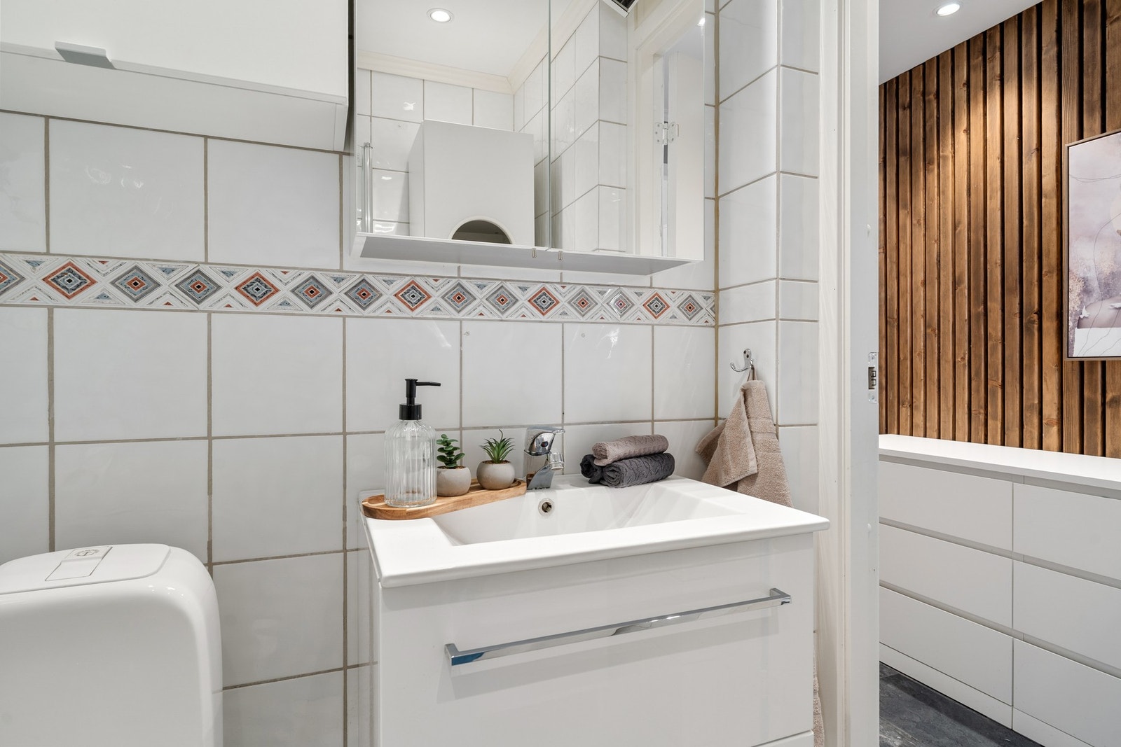 Praktisk og lettstelt med stilrene materialvalg. Effektiv oppvarming med reflektorovn. Galleribilde