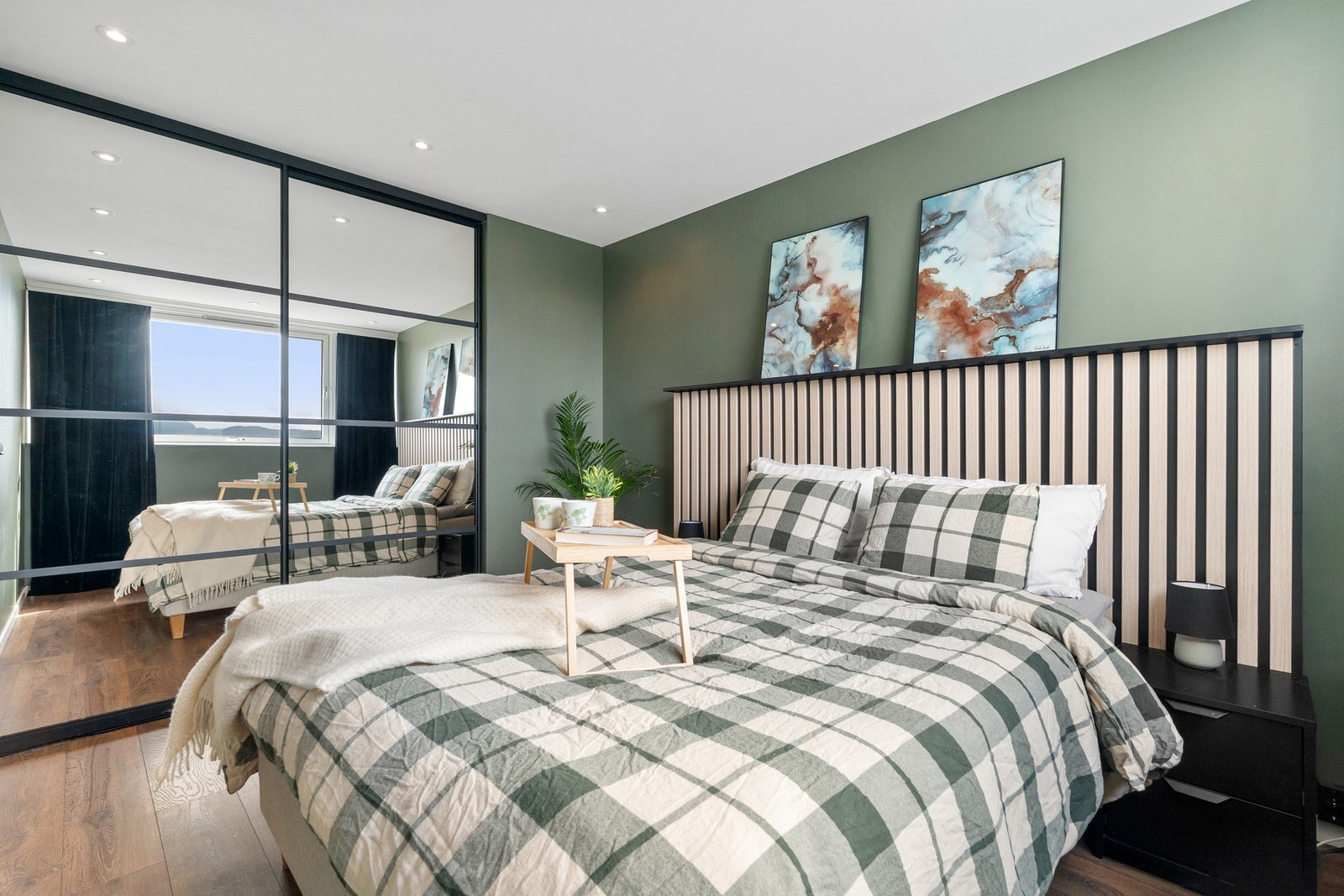 Pen og praktisk skyvedørsgarderobe på soverommet. Galleribilde