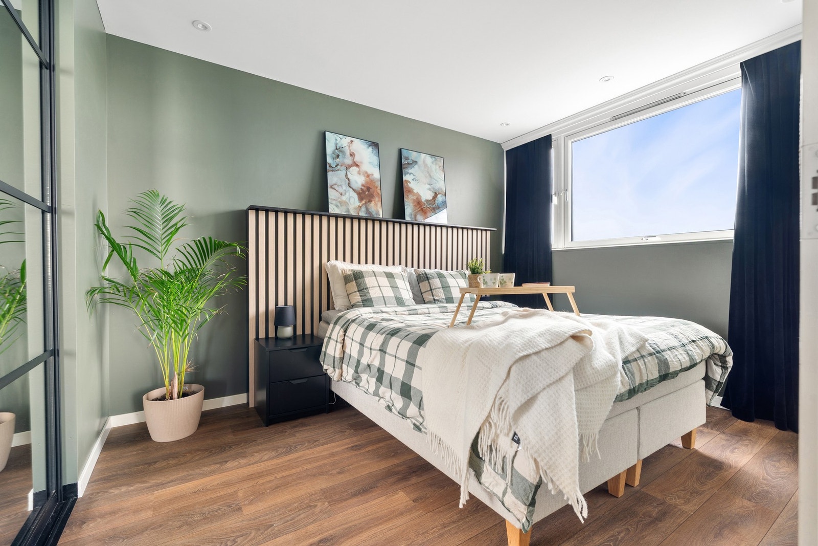 Romslig soverom på hele 12m² med god plass til dobbeltseng og ønsket møblement. Galleribilde