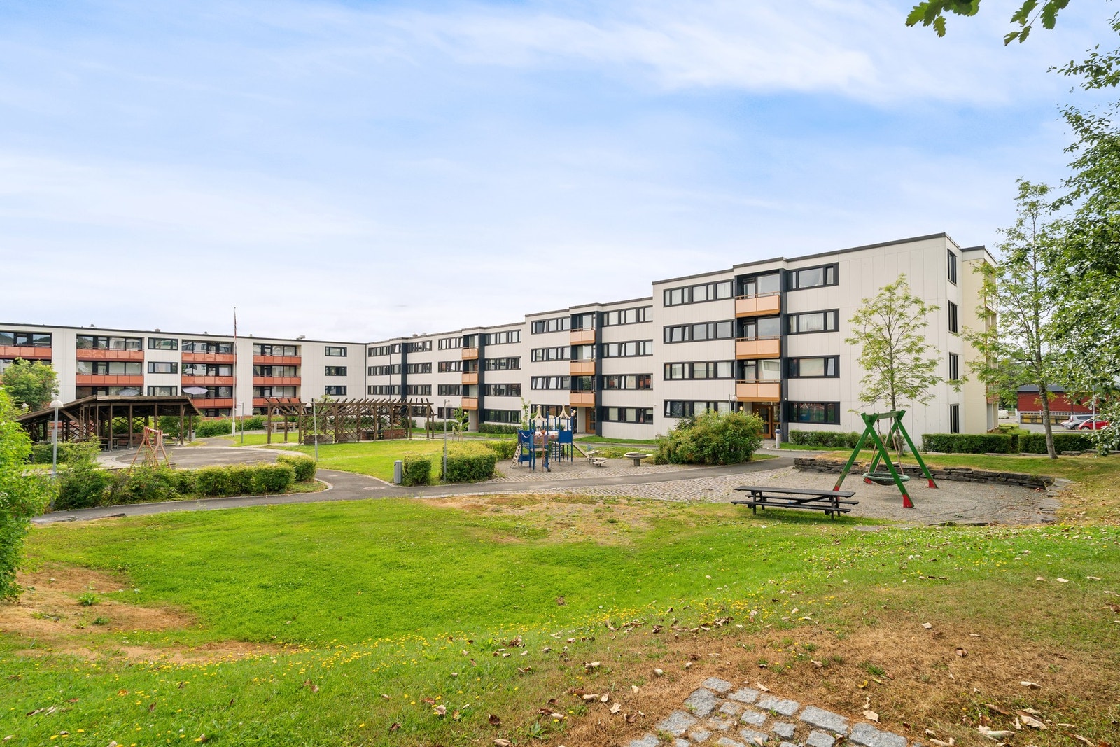 Flotte fellesarealer i umiddelbar nærhet. Fra leiligheten har man trygge og bilfrie rekreasjonsruter til metrobuss og Saupstad Torg med flere servicefunksjoner. Galleribilde