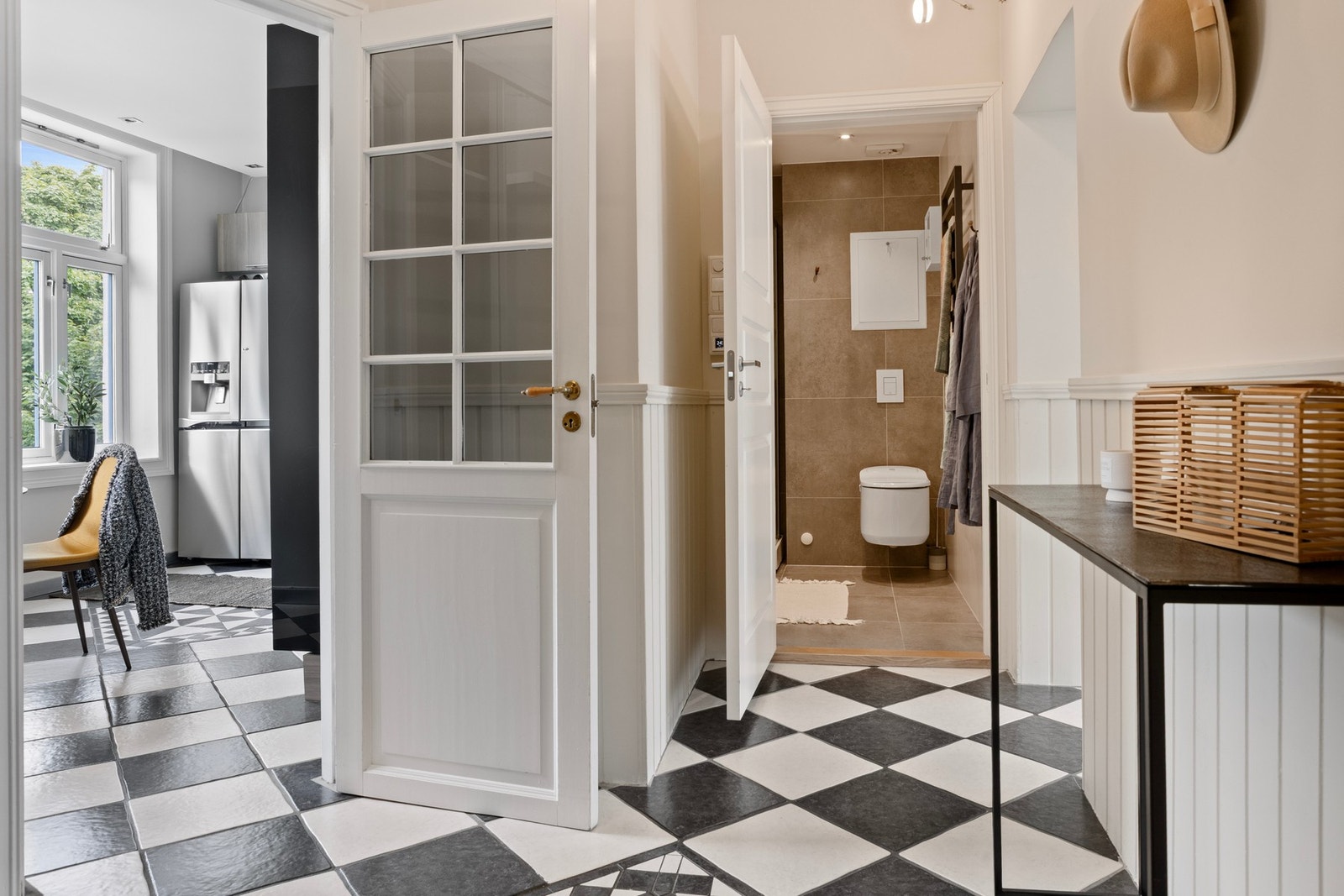 Selger har lagt fliser på kjøkkenet og i begge gangene. Det er montert varmekabler på bad, i yttergang og kjøkken. Galleribilde