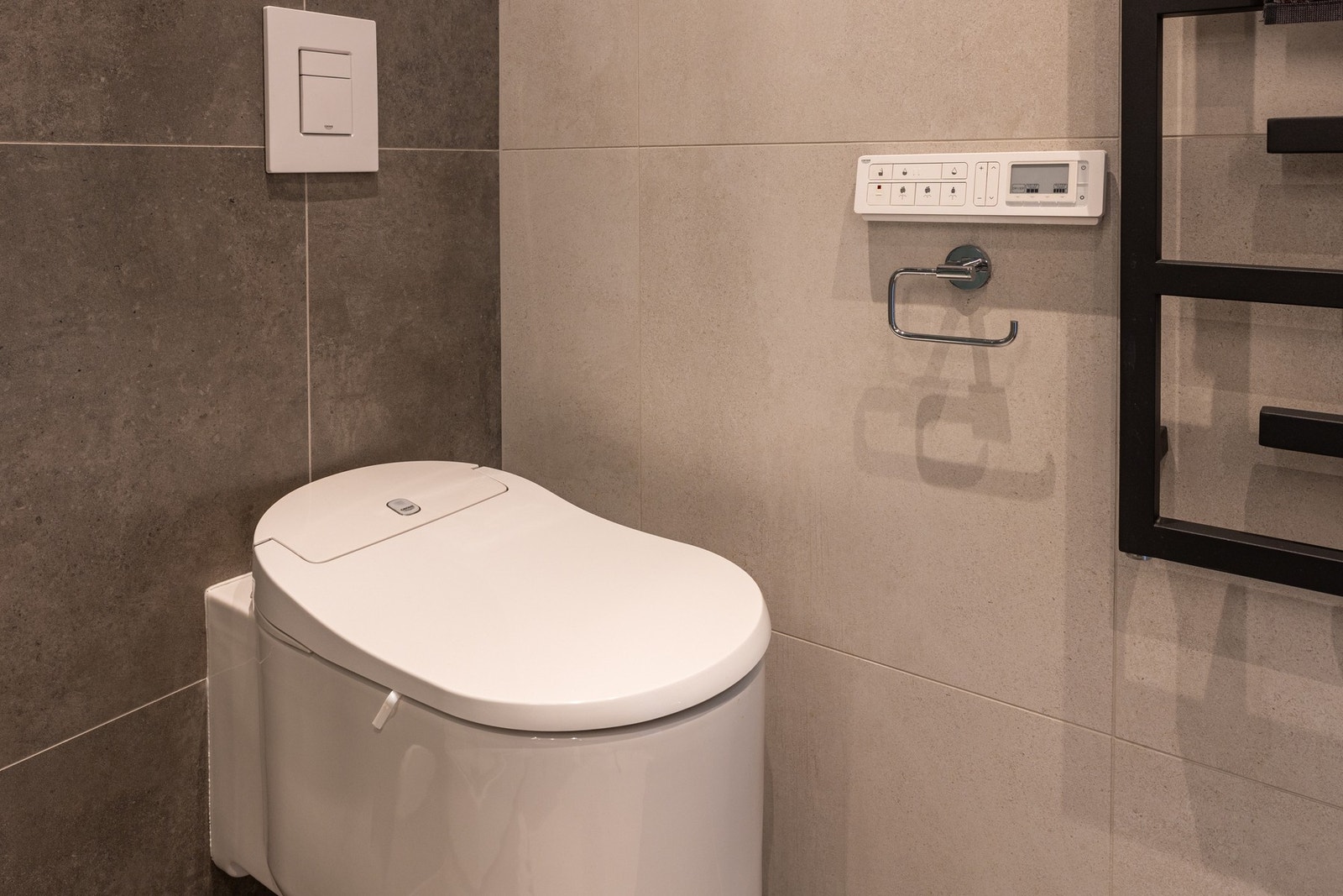 Geberit Aquaclean toalett som styres via fjernkontroll. Galleribilde