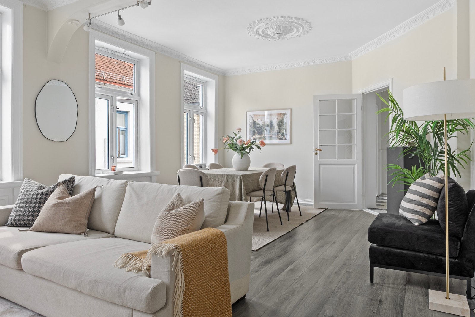 Toppleilighet over hel etasje i ærverdig bygård fra 1898. Galleribilde