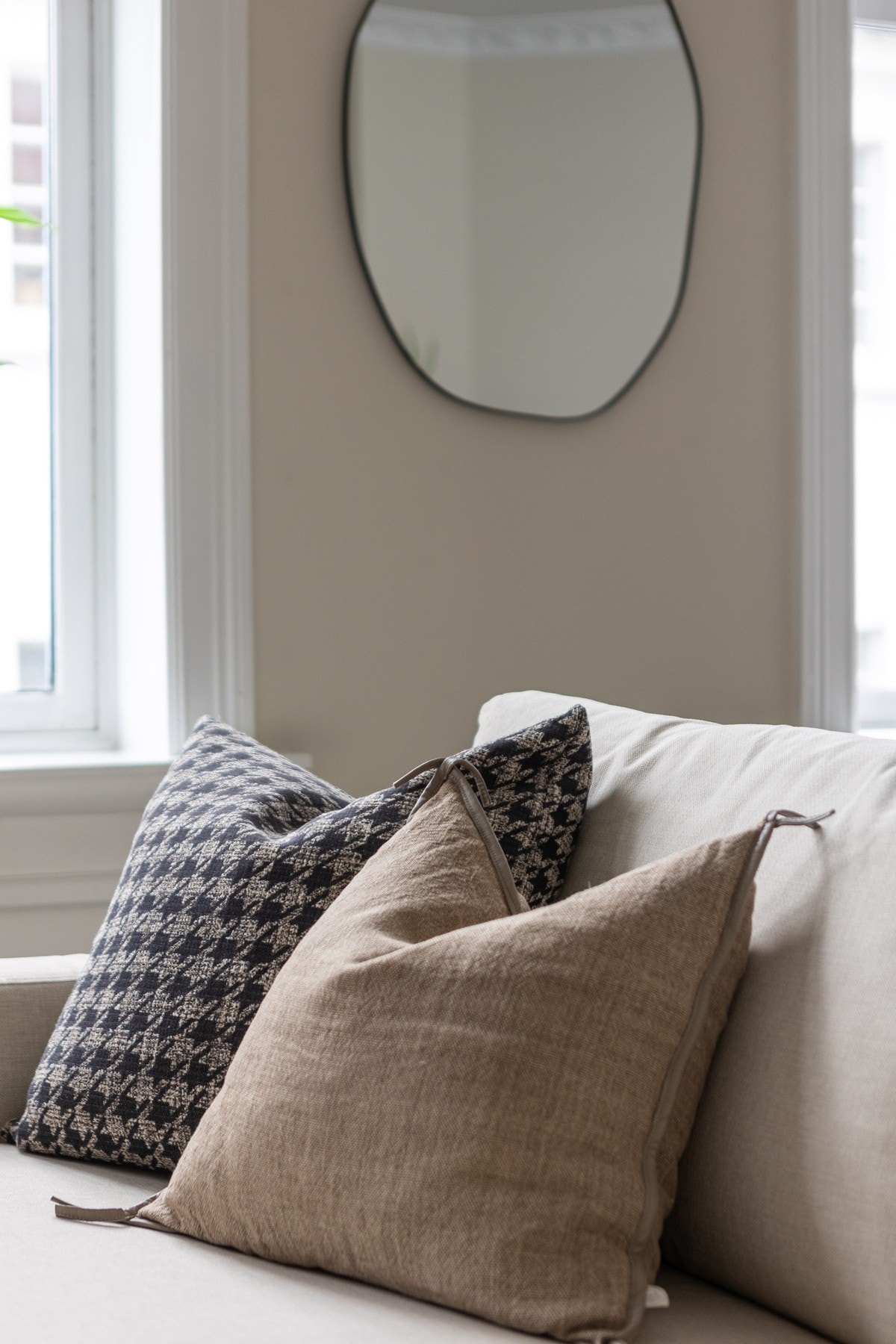 Delikate fargetoner og profilerte, klassiske listverk. Varmtvann og bredbånd er inkludert i fellesutgiftene. Galleribilde