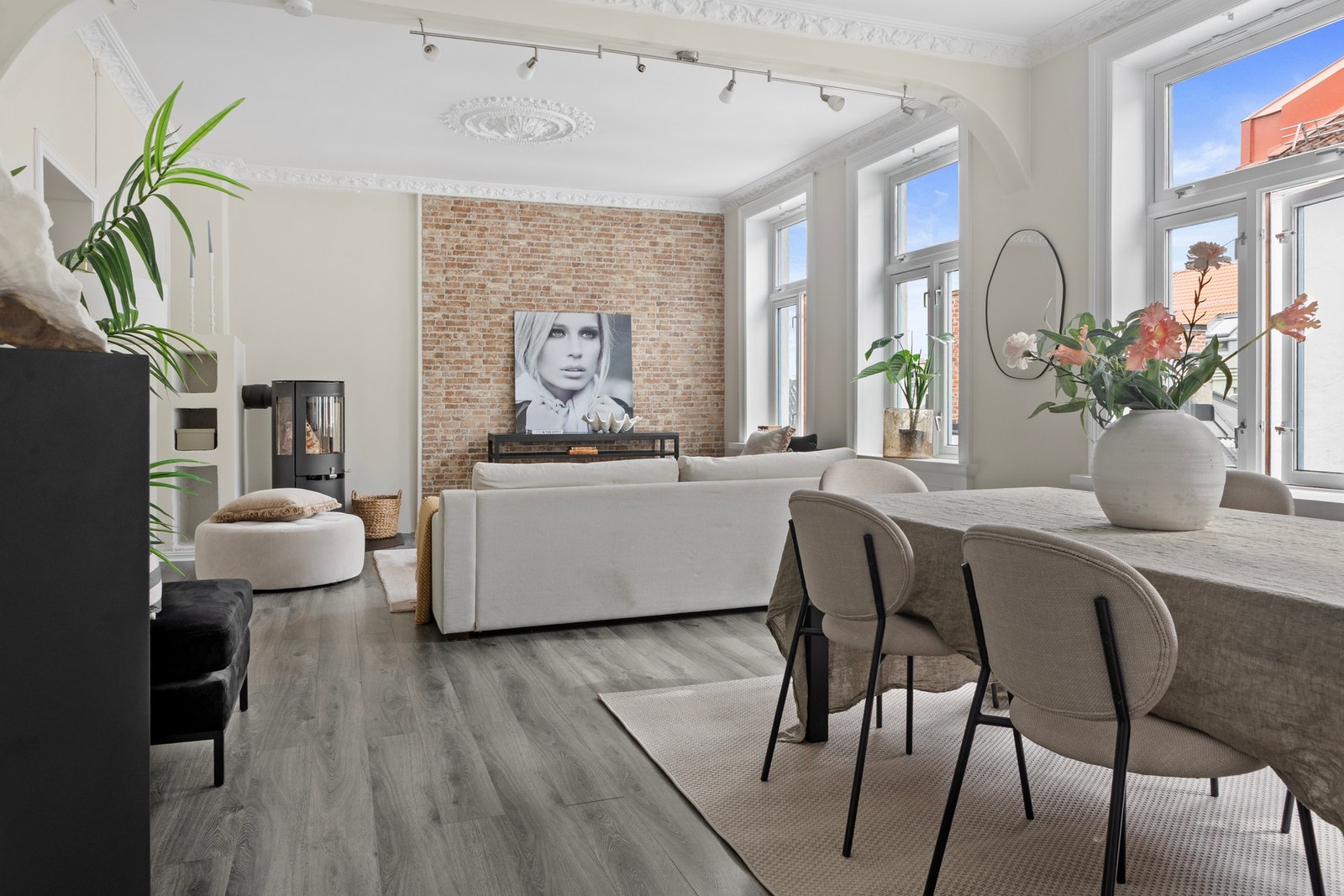 Store, herskapelige rom med vakkert gjennomlys og original sjarm - en nydelig kombinasjon av klassiske elementer og moderne standard. Galleribilde