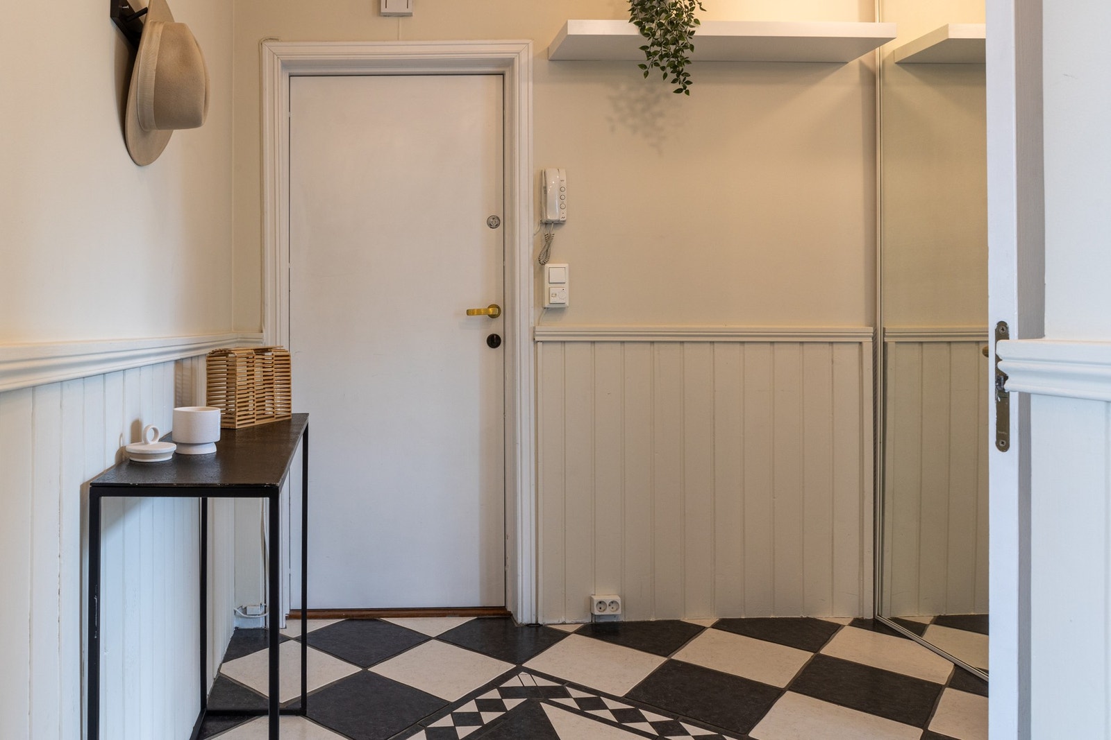 Skyvedørsgarderobe i entré. Galleribilde