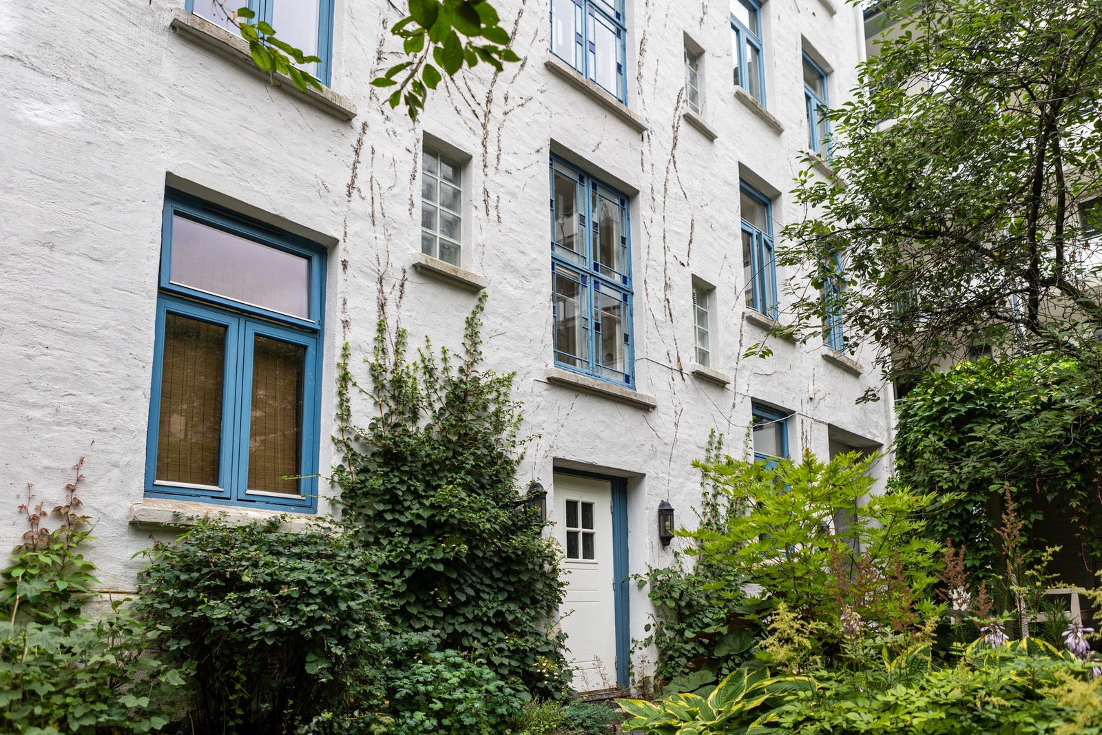 Hele bygården ligger i indre gård. Leiligheten vender mot bilfritt gårdsrom på begge sider. Galleribilde