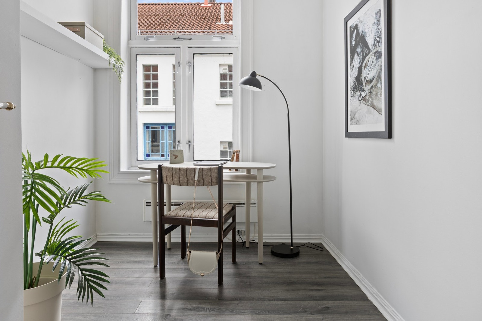 Praktisk kontor med flere bruksmuligheter. Galleribilde