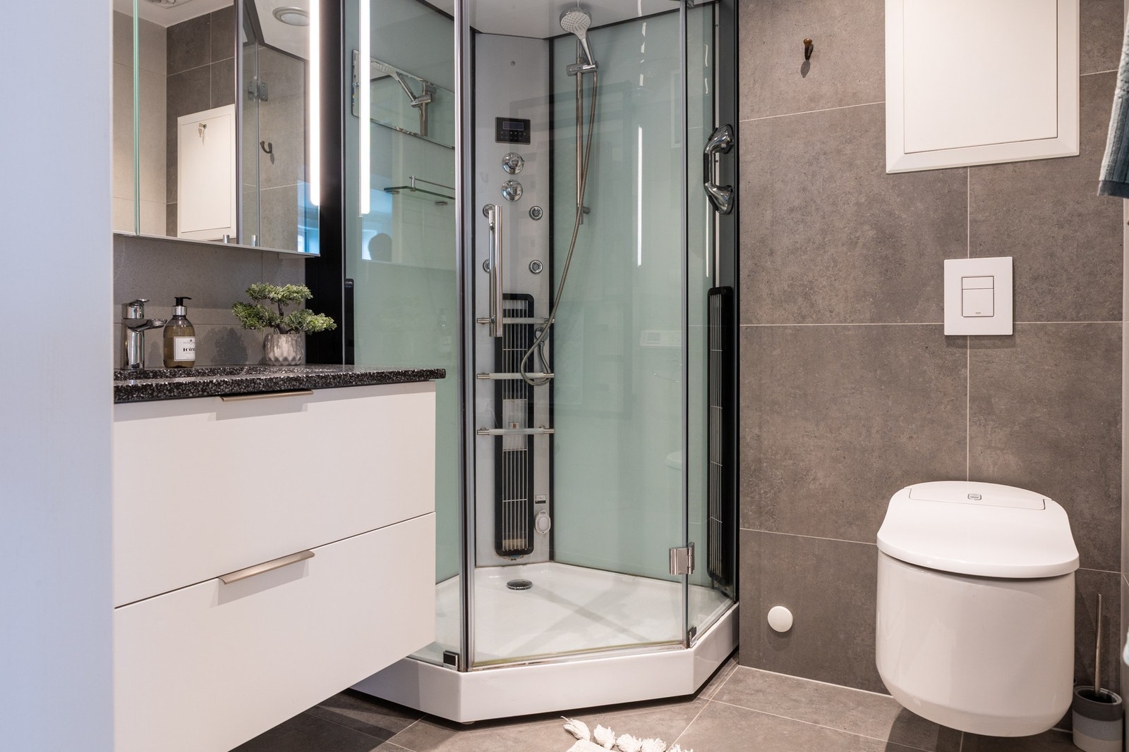 Det er to bad i boligen. Dette badet ble renovert i 2022. Galleribilde