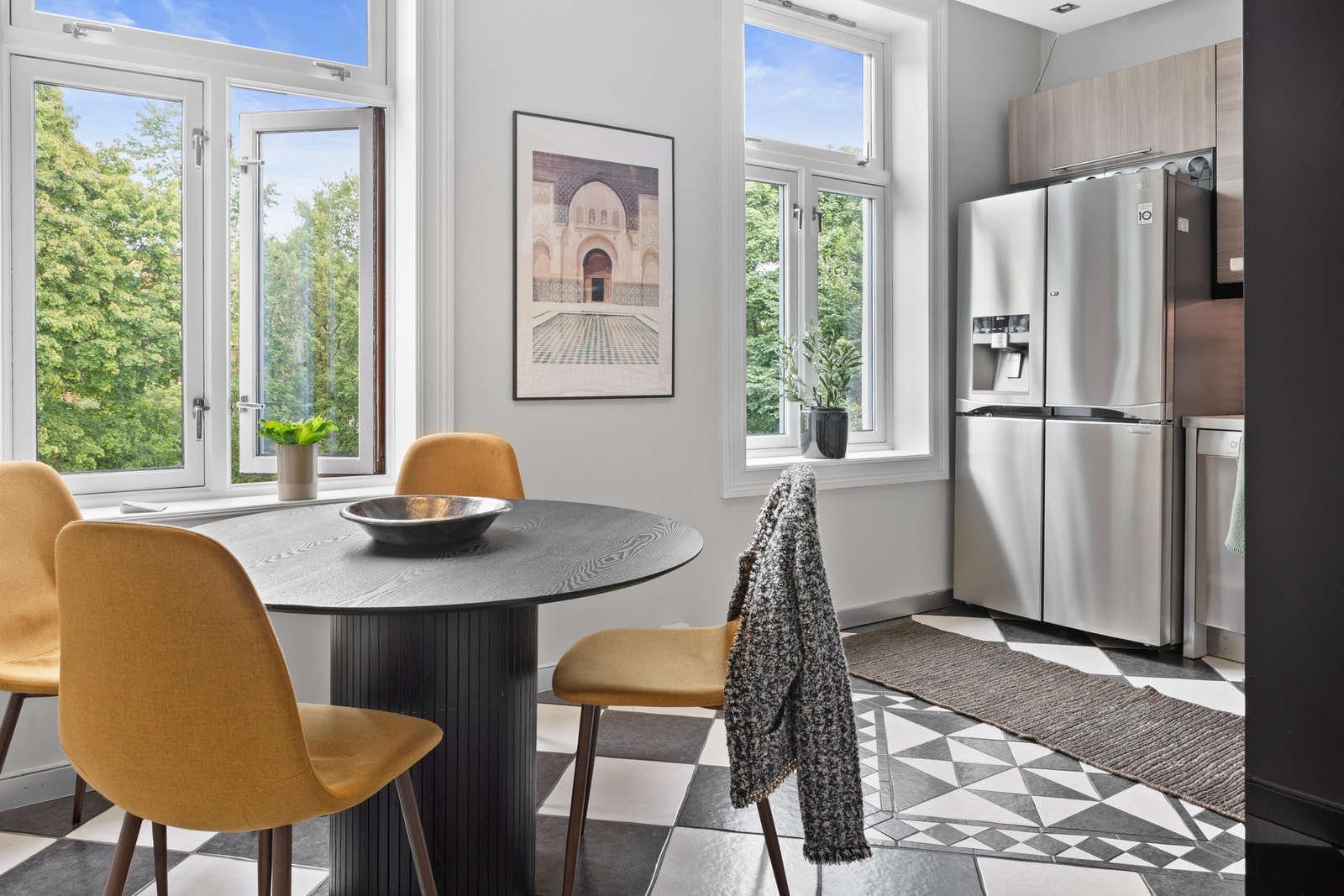 Bygården vender ut mot store og grønne parkområder. Galleribilde