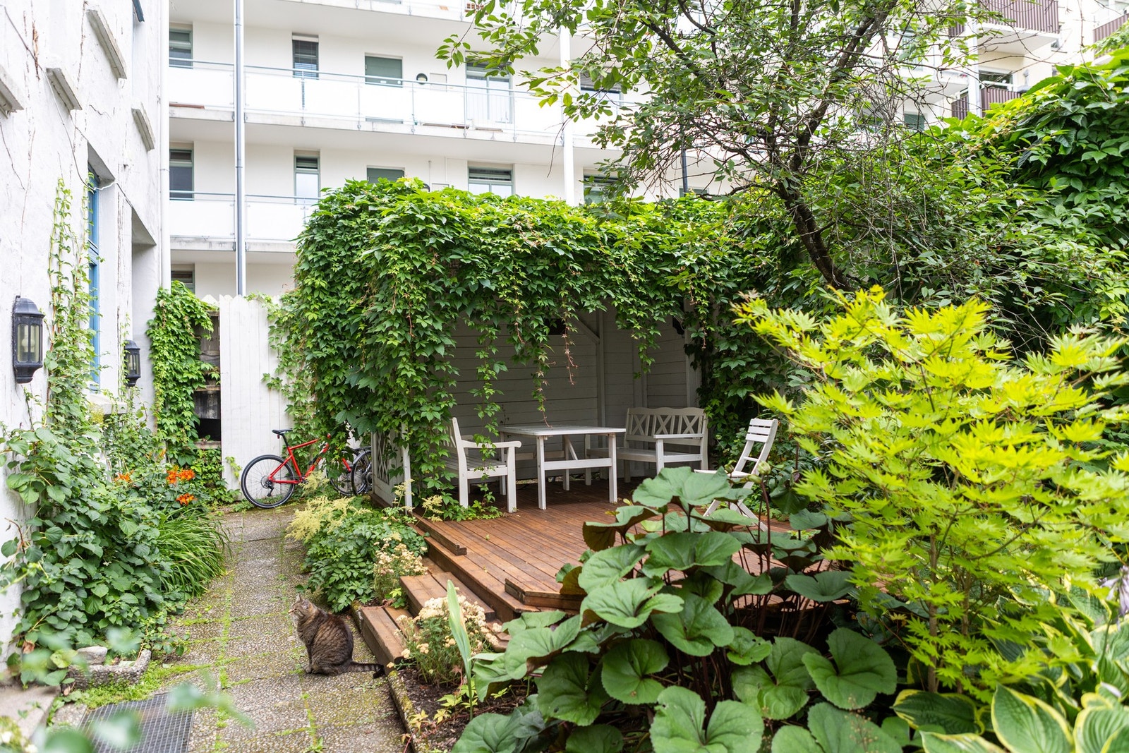 Borettslaget har nydelige fellesarealer som legger til rette for hyggelige stunder på varme sommerkvelder. Galleribilde