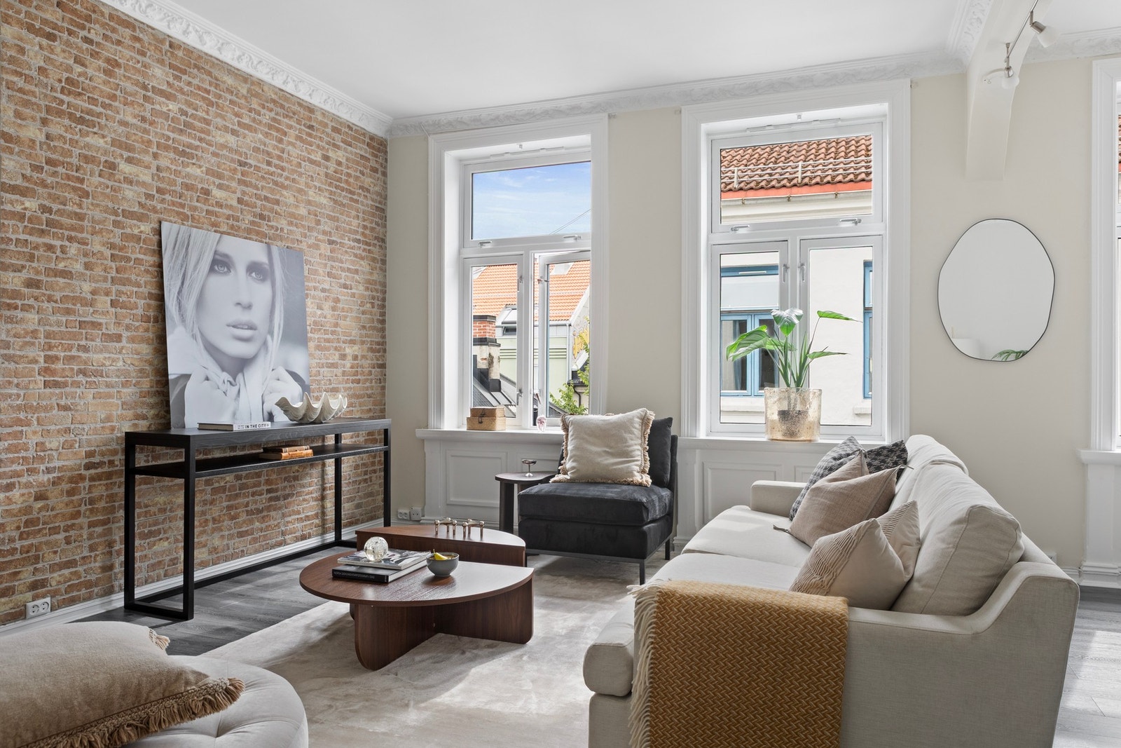 Generøs takhøyde og store vindusflater som gjør at alle rom oppleves lyse og luftige. Galleribilde