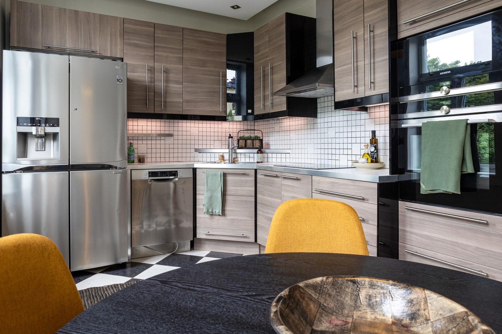 Innholdsrikt og moderne kjøkken med spiseplass. Galleribilde